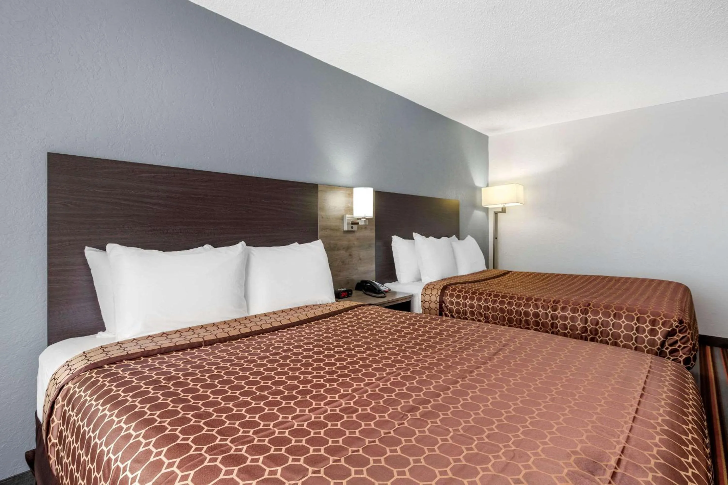 Photo of the whole room, Bed in Quality Inn & Suites Sulphur Springs