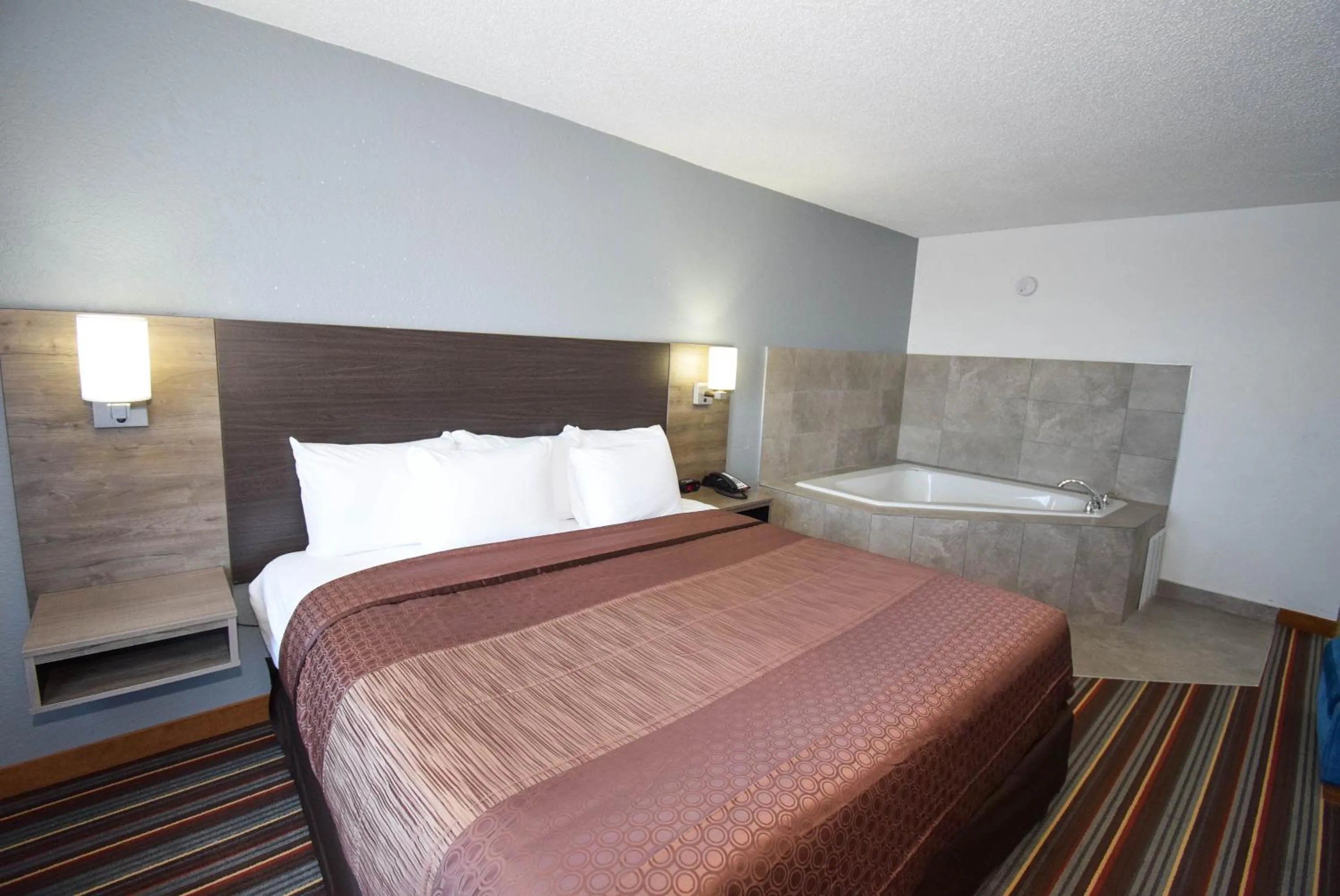 Bed in Quality Inn & Suites Sulphur Springs