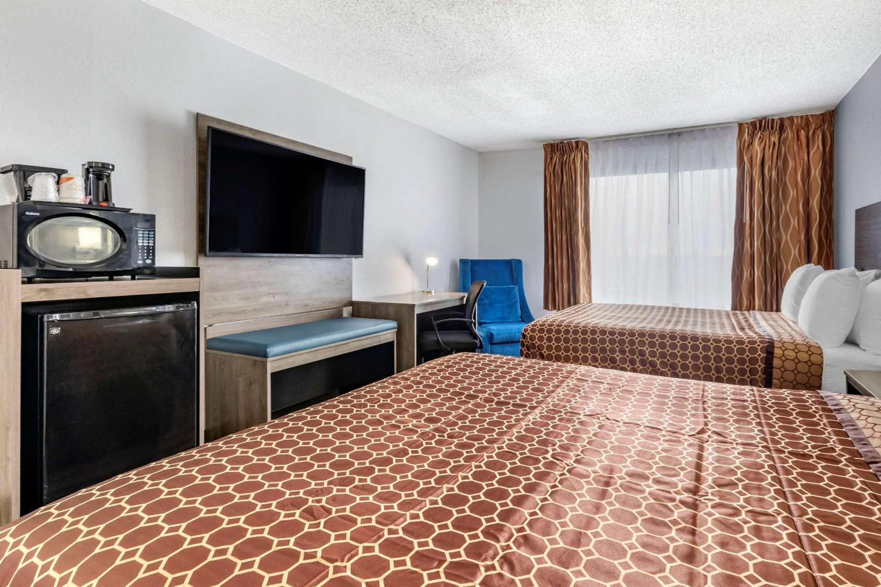 Photo of the whole room, Bed in Quality Inn & Suites Sulphur Springs