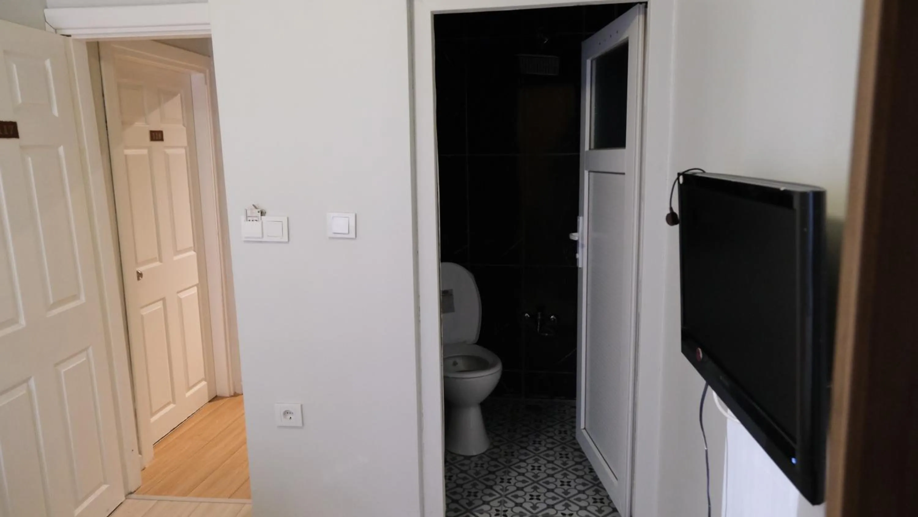 Toilet in Simon Hotel