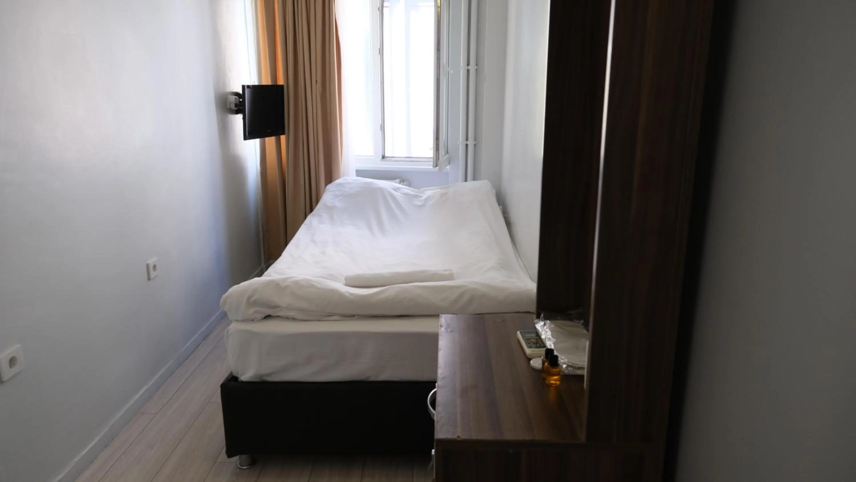 Photo of the whole room, Bed in Simon Hotel