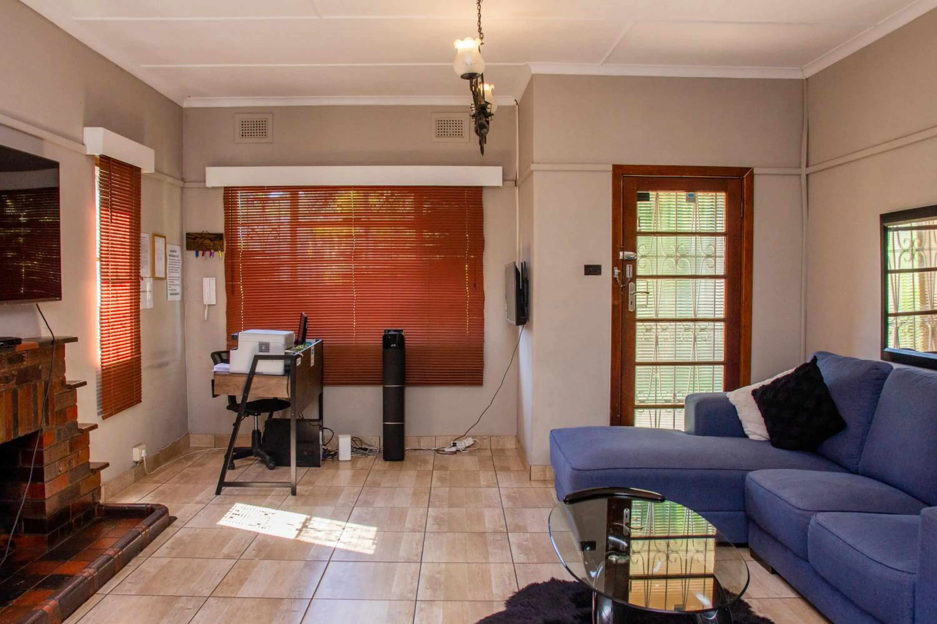 Communal lounge/ TV room in BLUEBERRY BED AND BREAKFAST