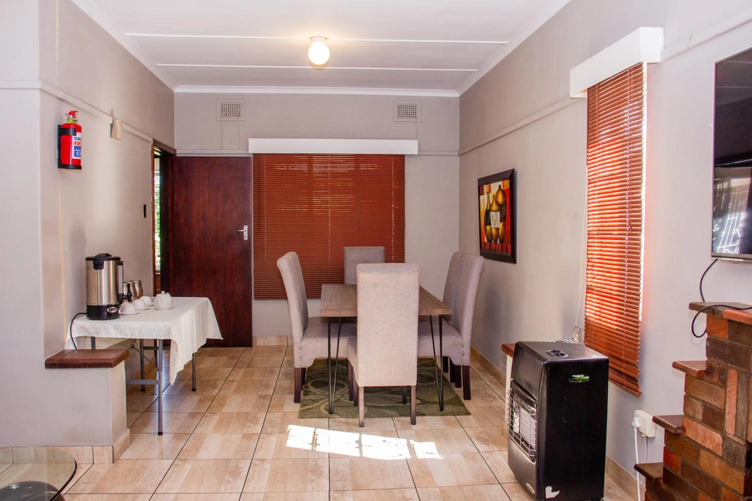 Communal lounge/ TV room in BLUEBERRY BED AND BREAKFAST