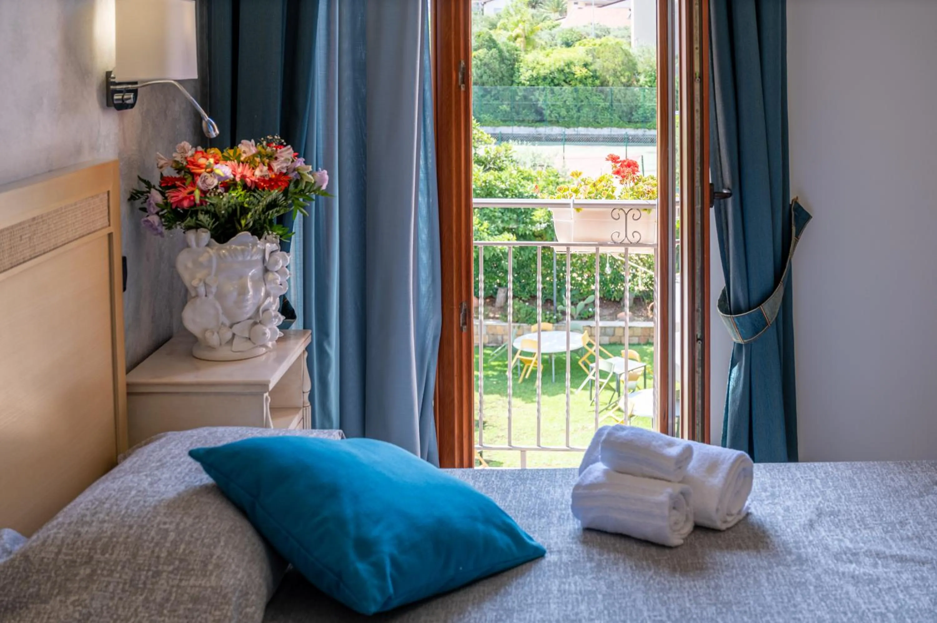 Garden view, Bed in Hotel Baia Del Capitano
