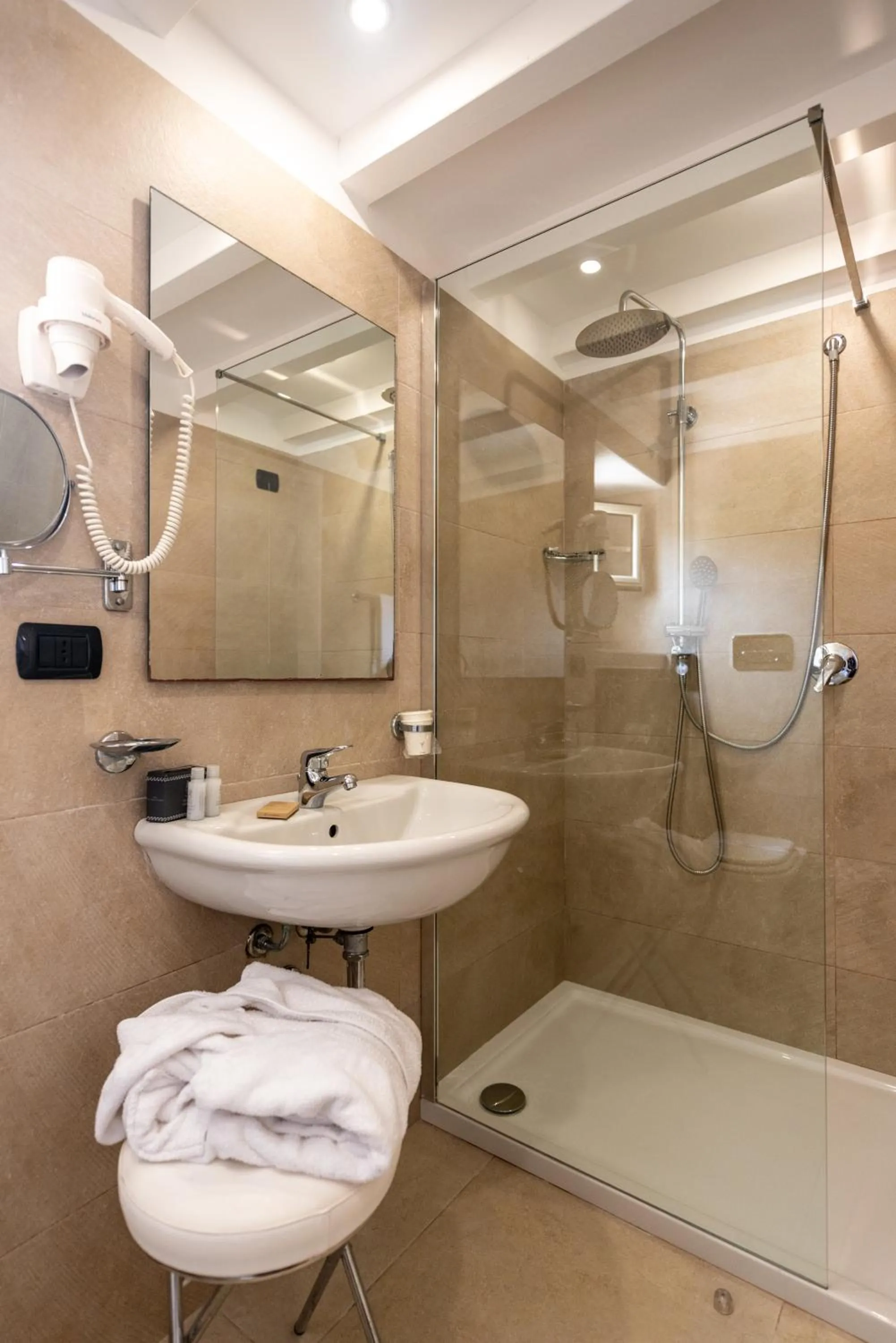 Shower in Hotel Baia Del Capitano