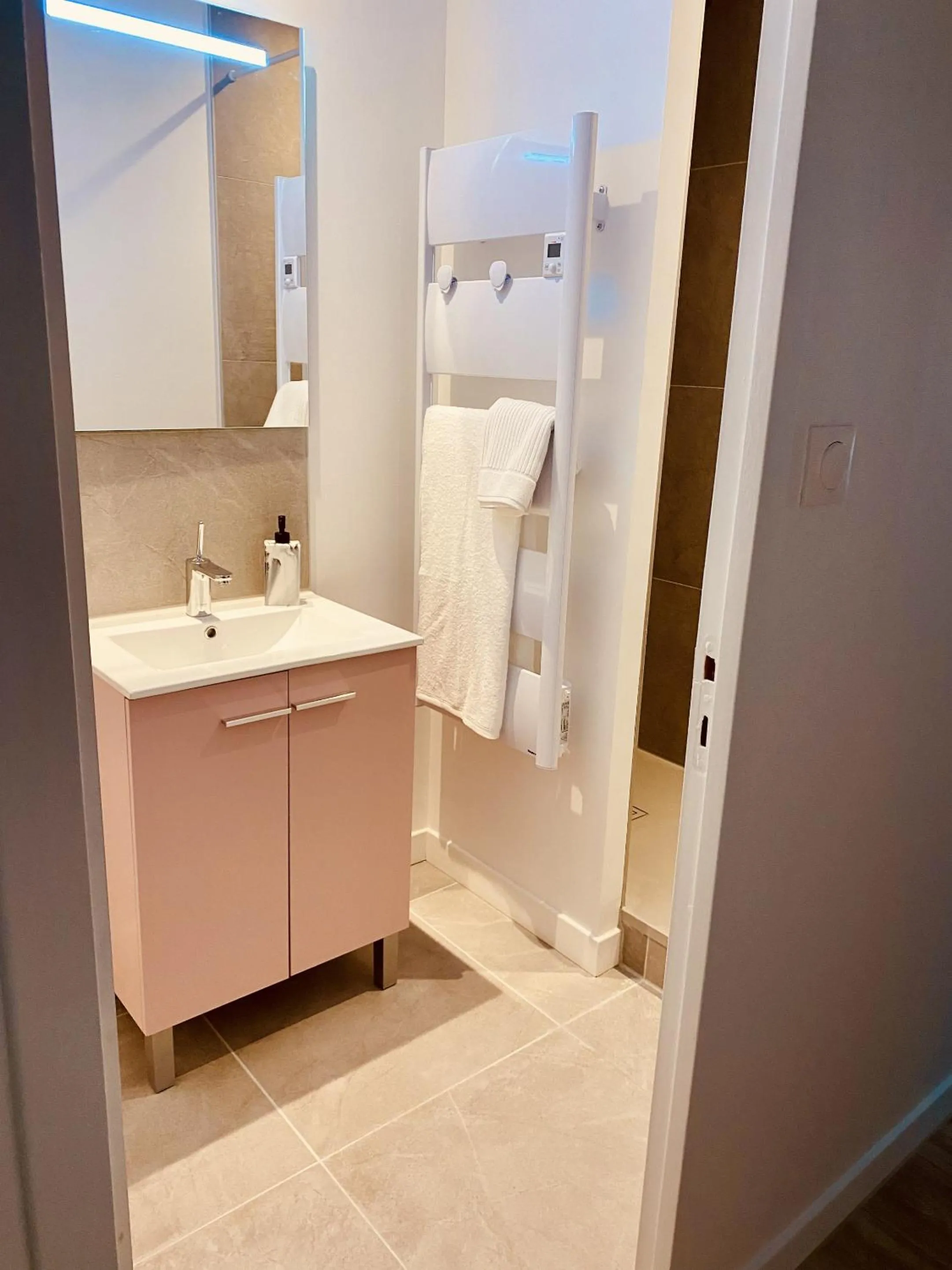 Bathroom, Bed in Suite 24 Appart'hôtel-L'Annexe-3 étoiles