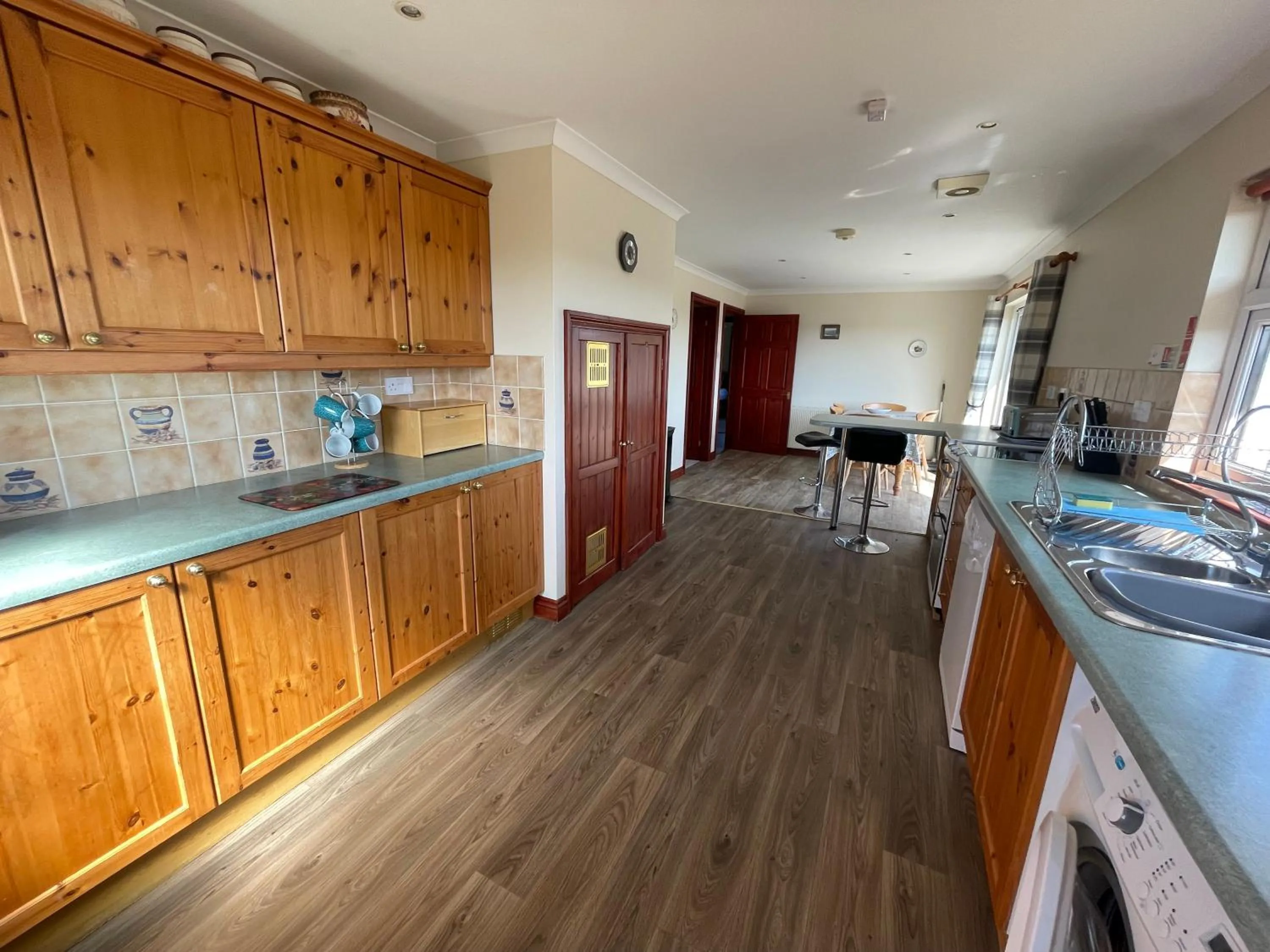 Kitchen or kitchenette in The Barn-family getaway - Nr Port Isaac
