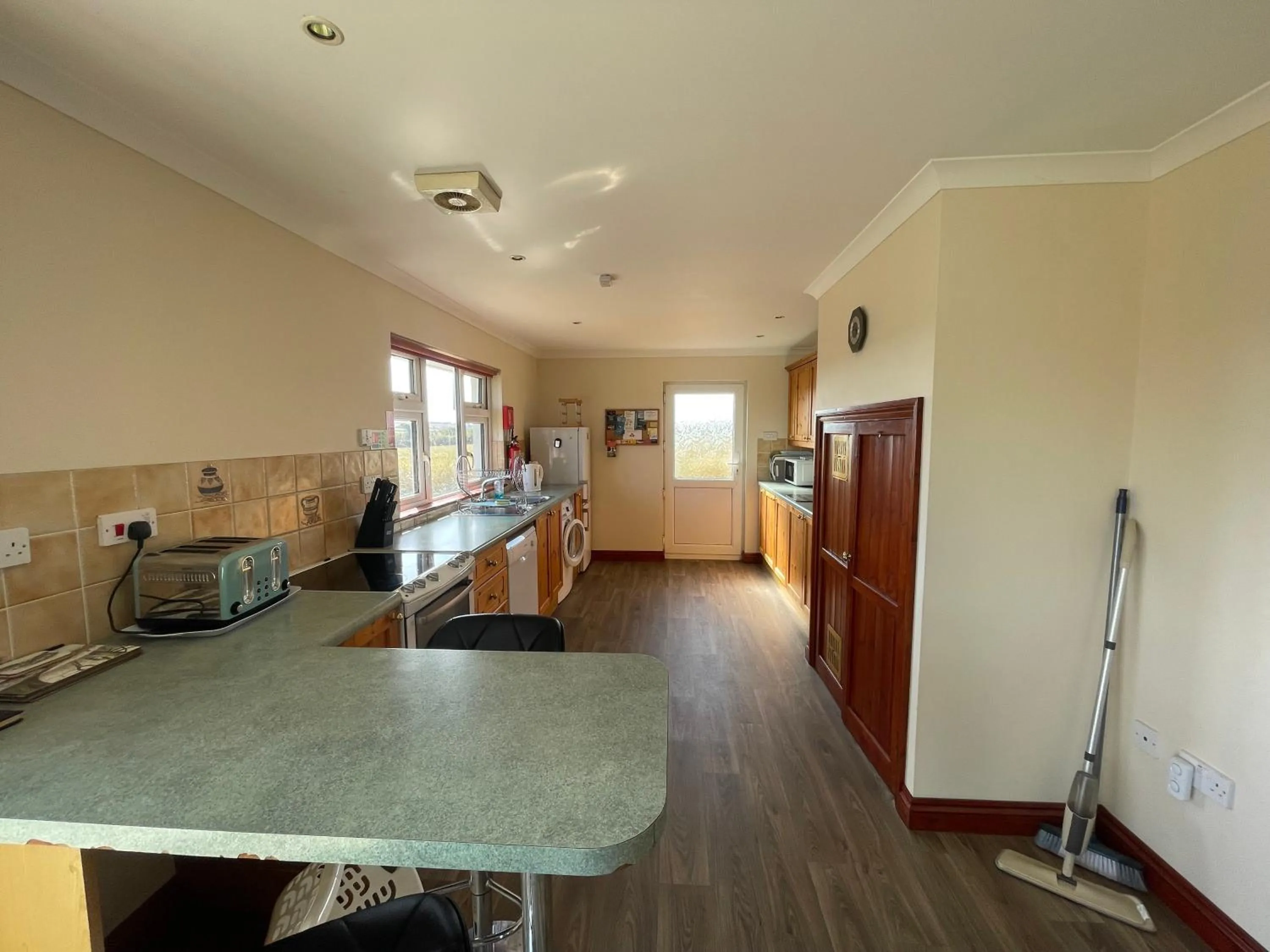 Kitchen or kitchenette in The Barn-family getaway - Nr Port Isaac