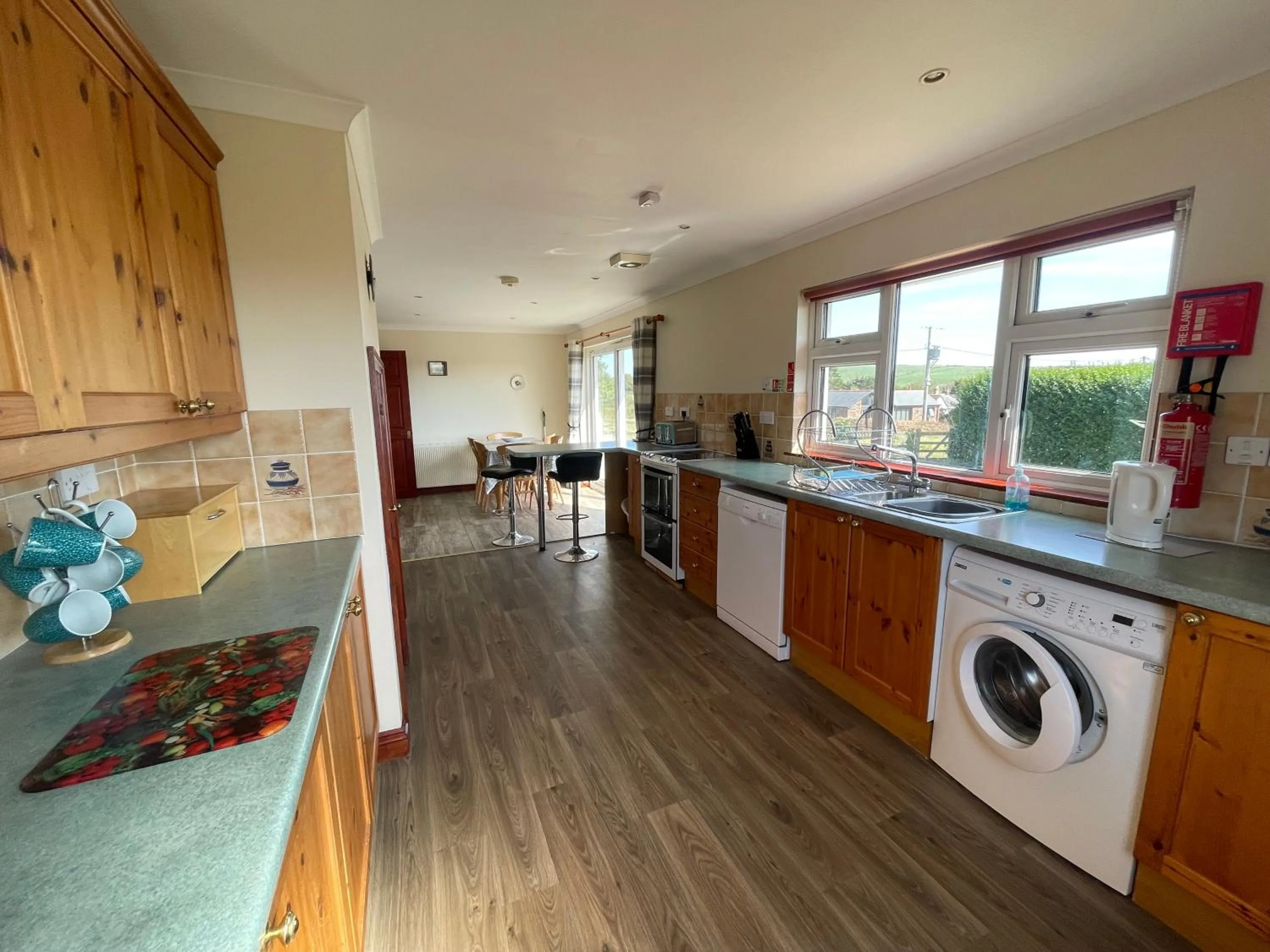 Kitchen or kitchenette in The Barn-family getaway - Nr Port Isaac