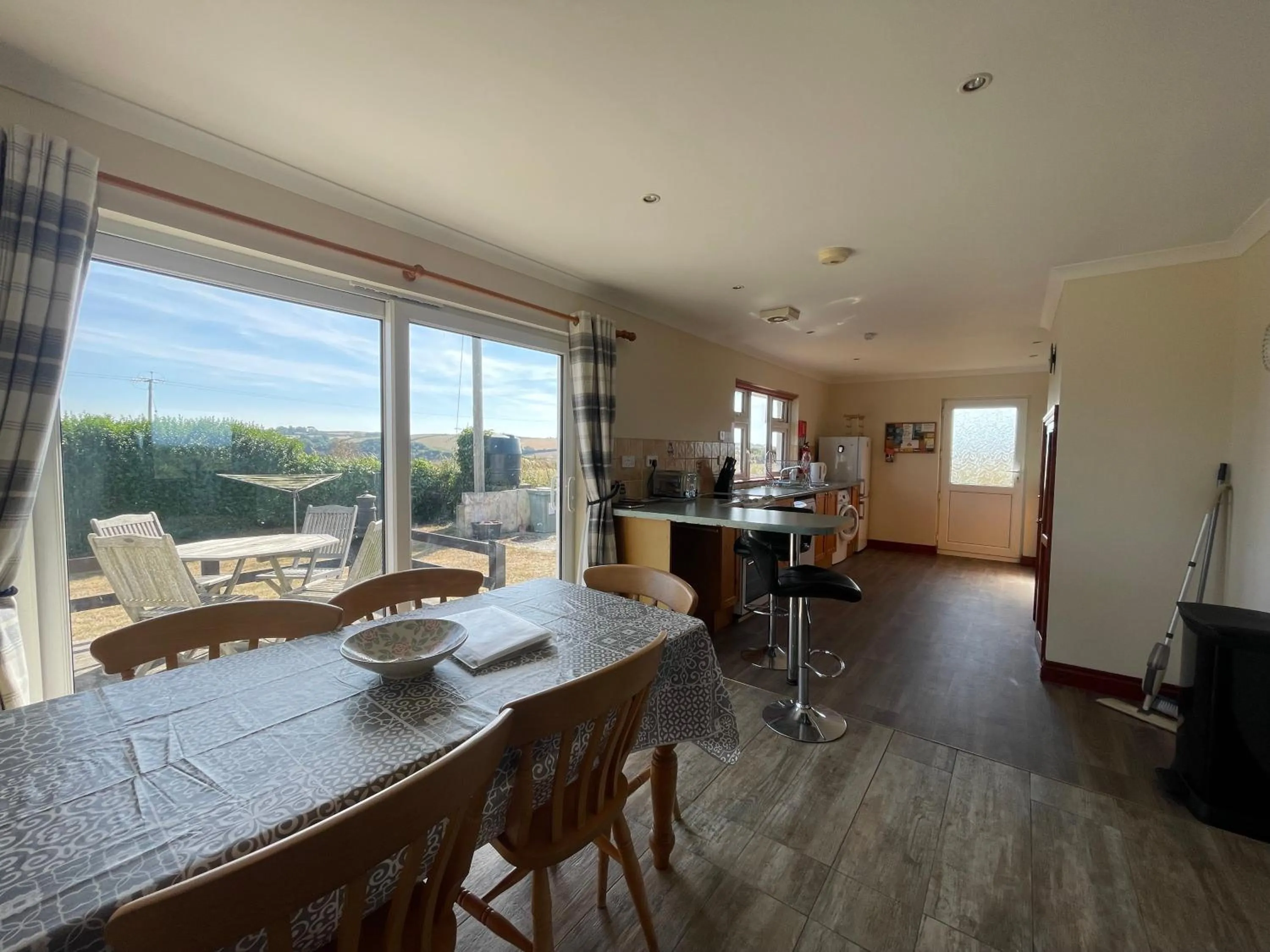 Kitchen or kitchenette in The Barn-family getaway - Nr Port Isaac