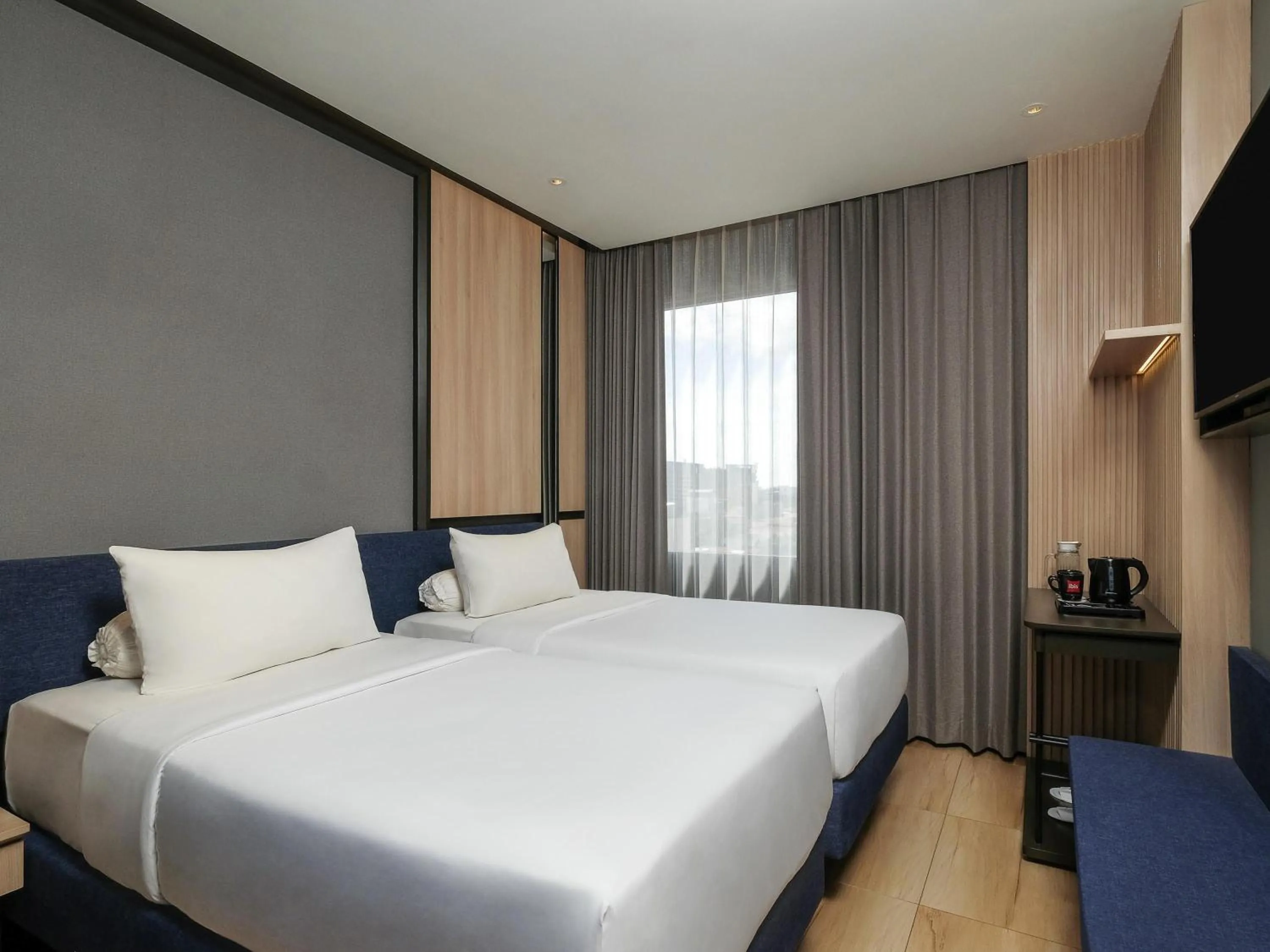 Bedroom, Bed in ibis Surabaya Tidar