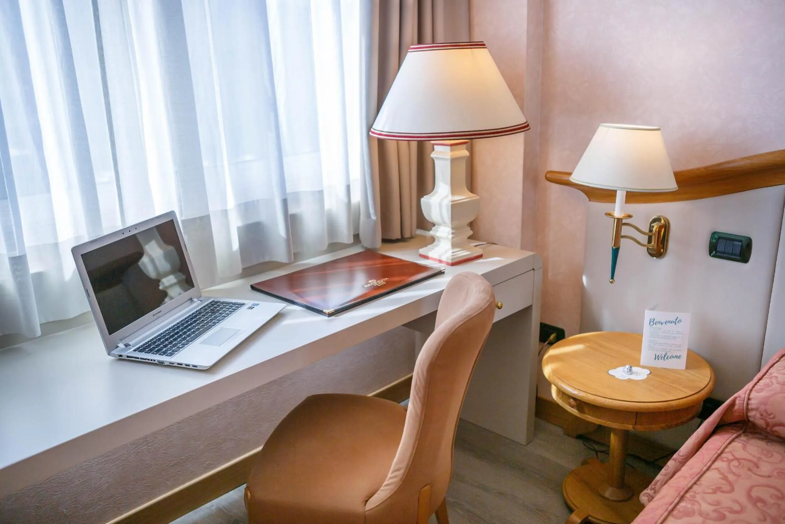 Seating area, Bed in Perugia Plaza Hotel