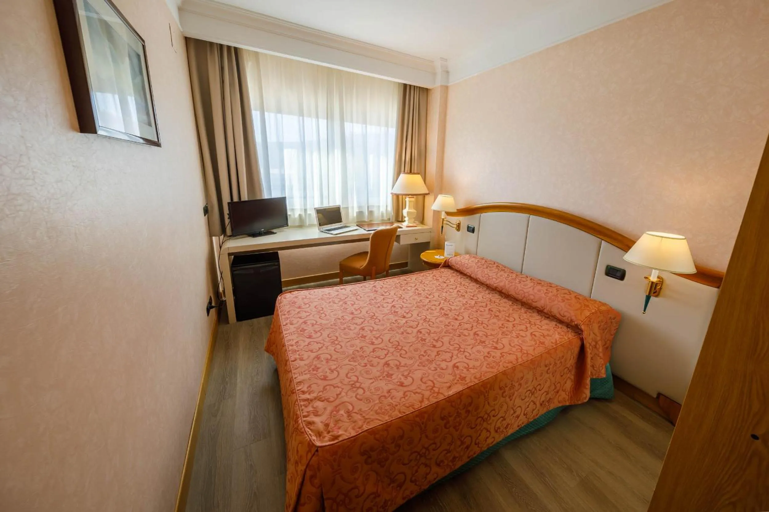 Photo of the whole room, Bed in Perugia Plaza Hotel