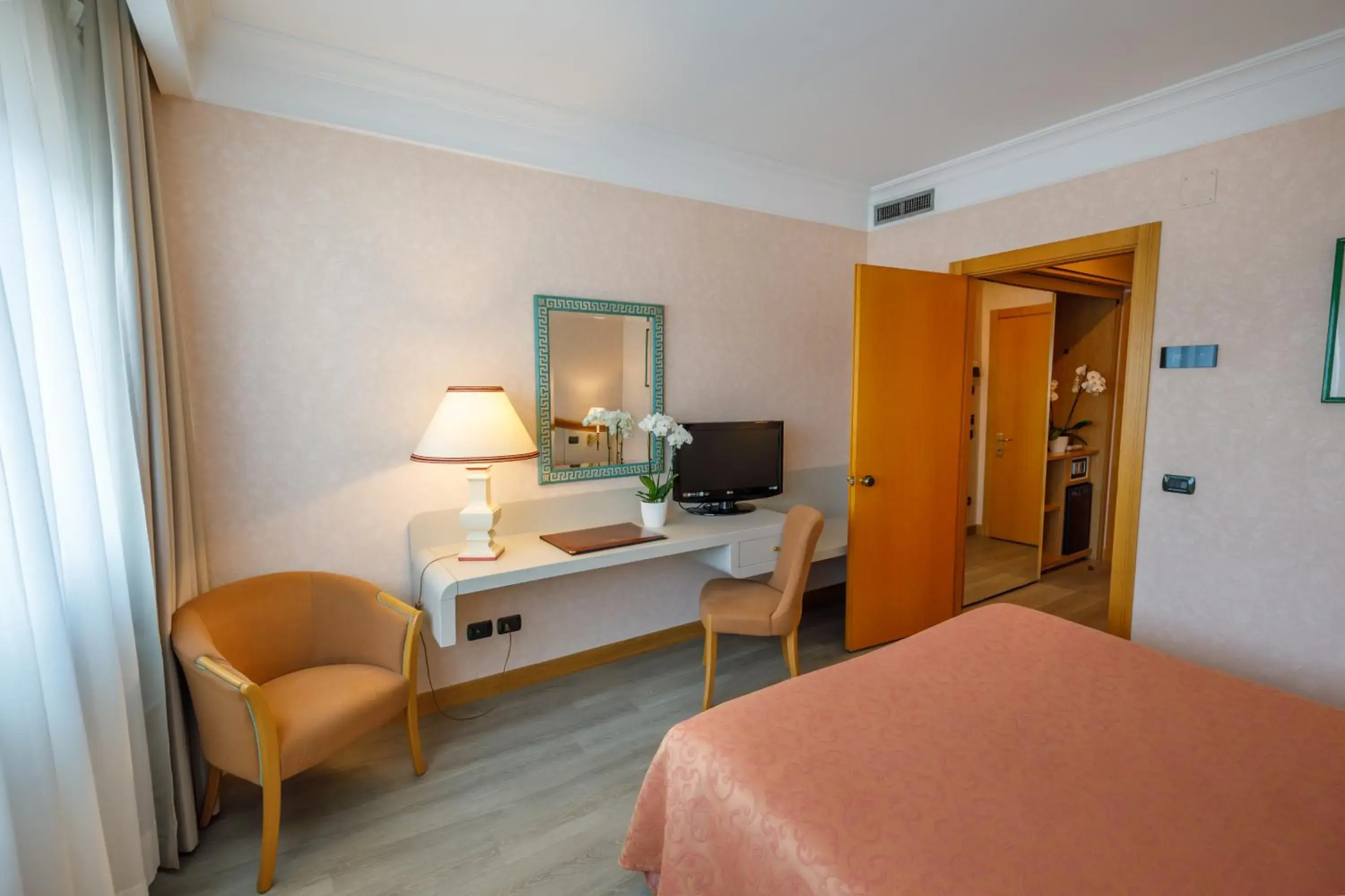 TV and multimedia, Bed in Perugia Plaza Hotel TV and multimedia, Bed in Perugia Plaza Hotel