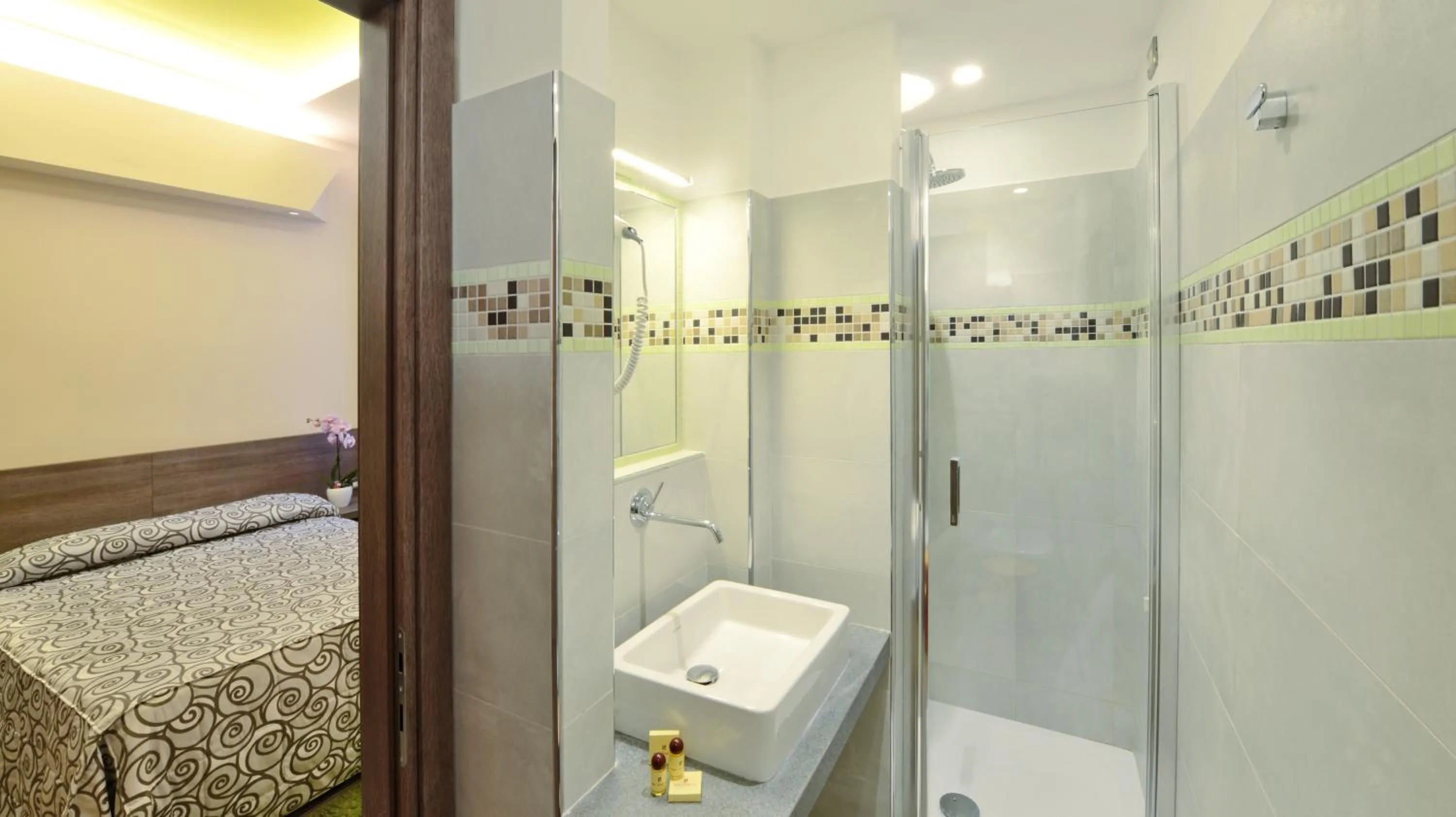 Bathroom, Bed in Hotel Sempione