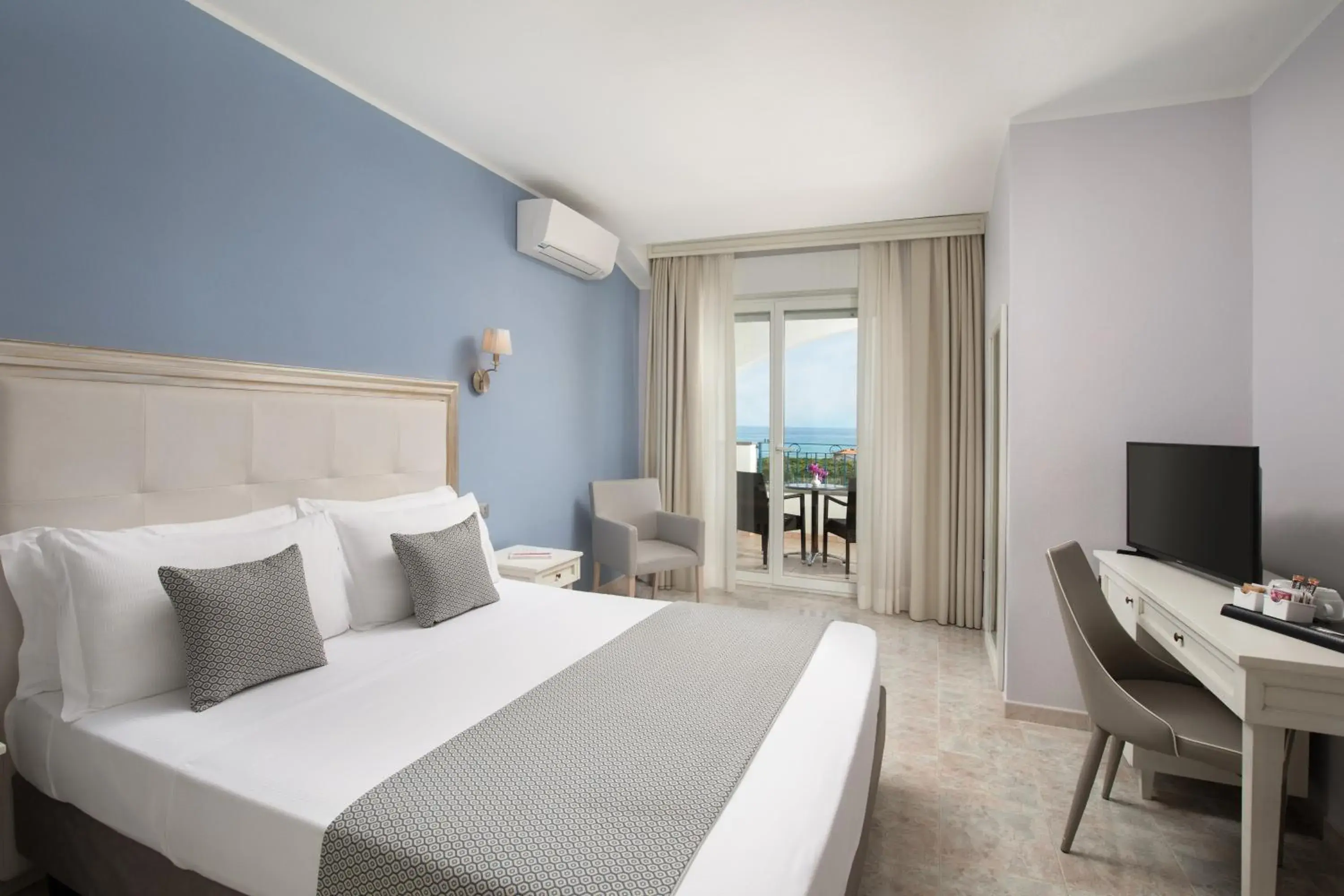 Bedroom, Bed in Hotel Rosa dei Venti Bedroom, Bed in Hotel Rosa dei Venti