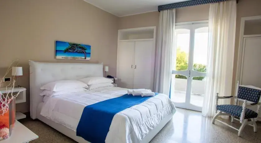 Deluxe Double Room with Balcony and Sea View in Hotel Lo Scoglio Deluxe Double Room with Balcony and Sea View in Hotel Lo Scoglio