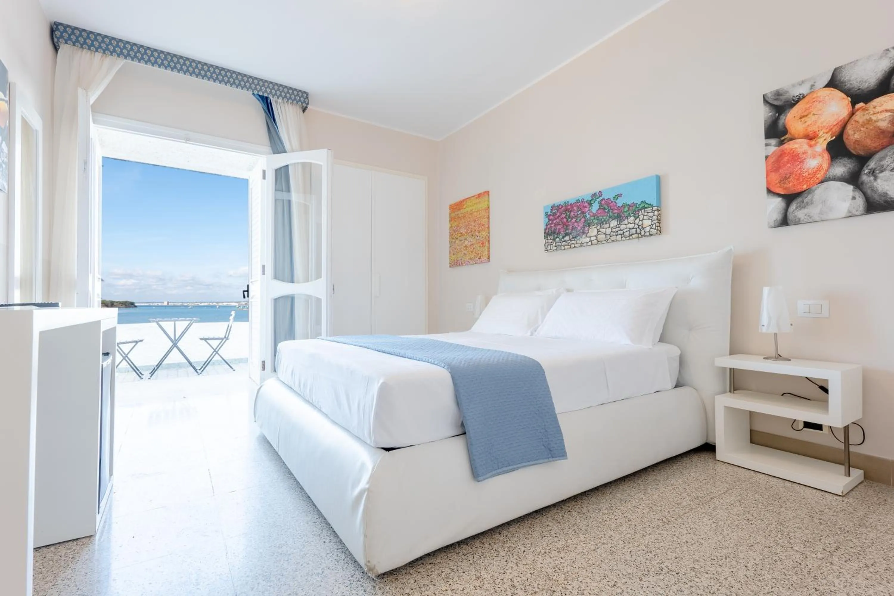 Bed in Hotel Lo Scoglio