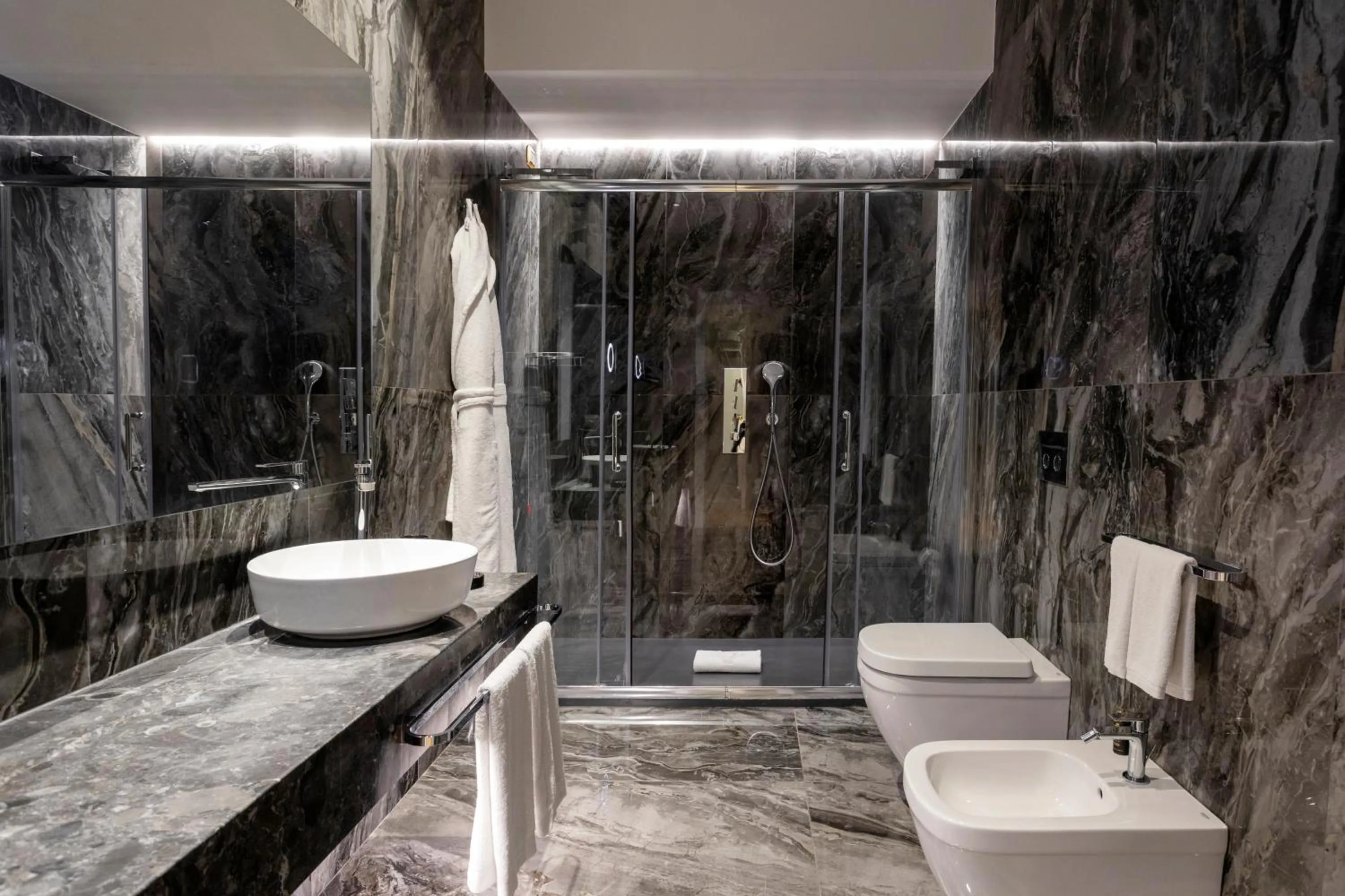 Bathroom in Grand Hotel Et Des Palmes