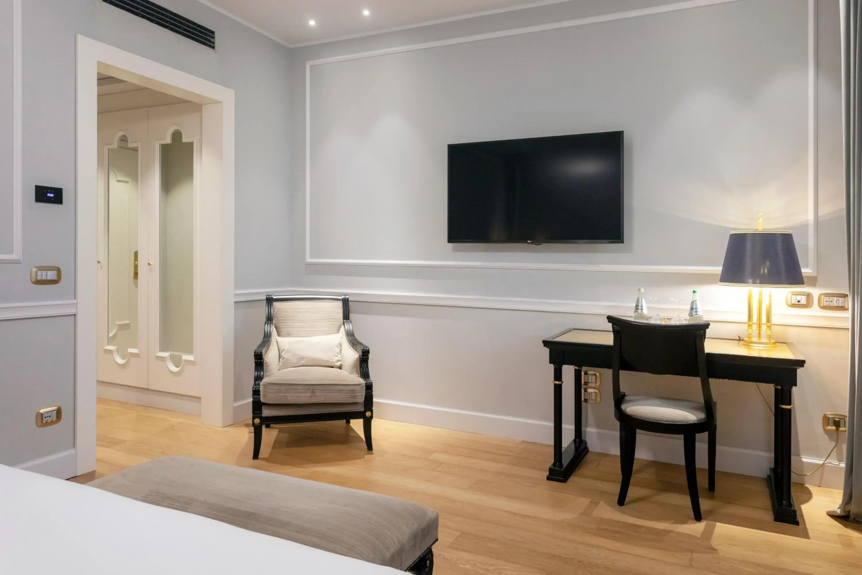 Photo of the whole room, Bed in Grand Hotel Et Des Palmes Photo of the whole room, Bed in Grand Hotel Et Des Palmes