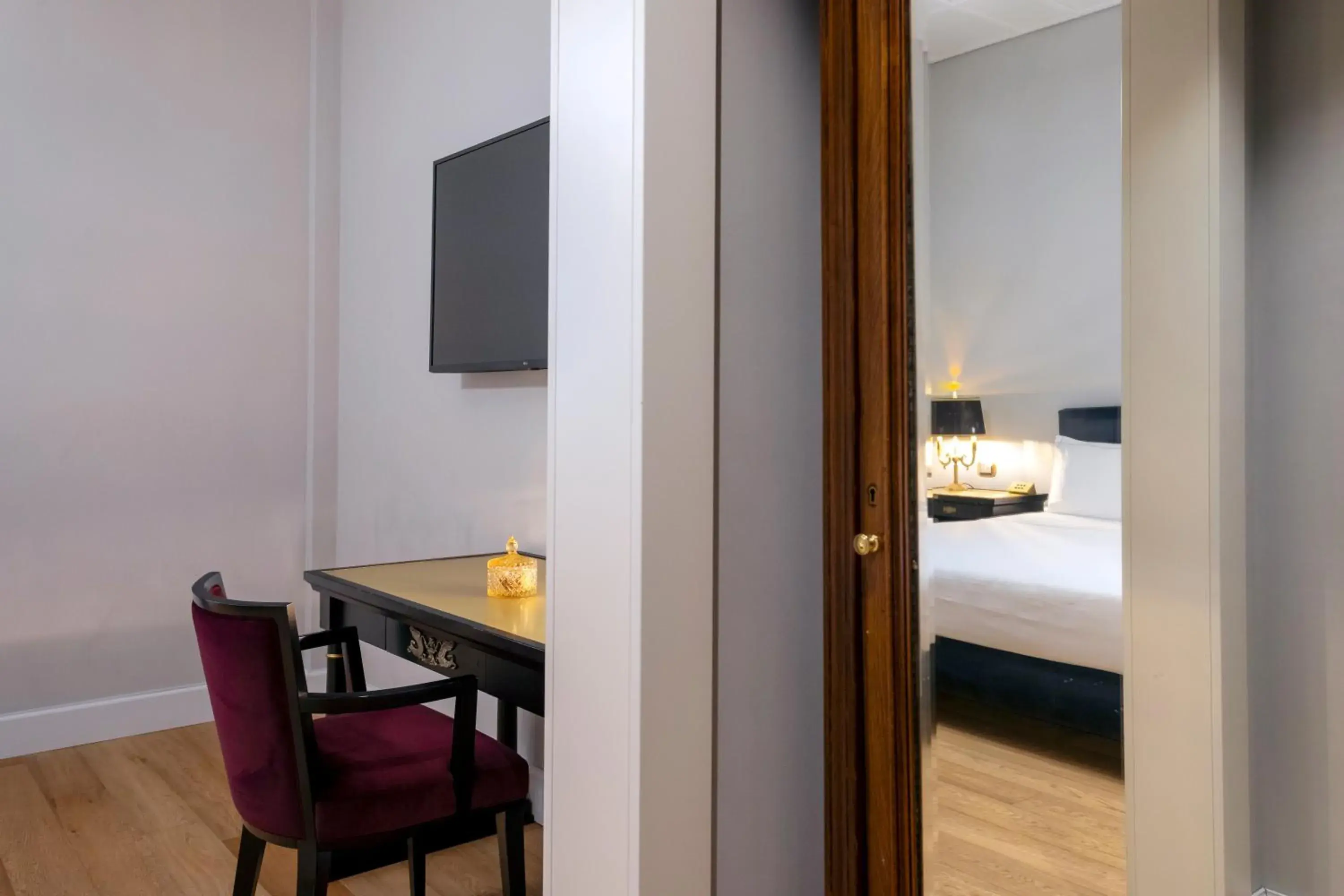 Photo of the whole room, Bed in Grand Hotel Et Des Palmes Photo of the whole room, Bed in Grand Hotel Et Des Palmes