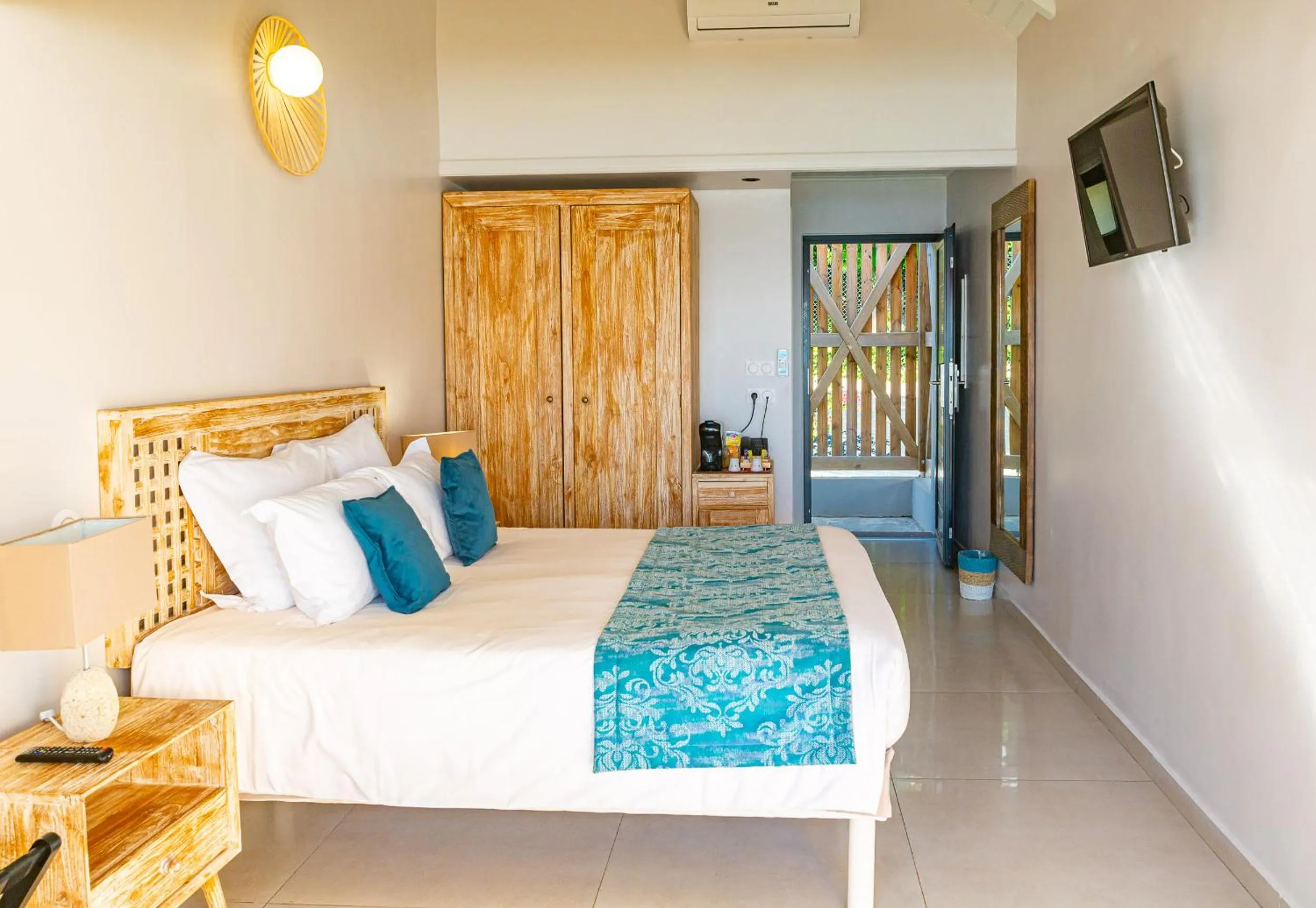 Bed in LES GALETS ROUGES LODGES & SPA