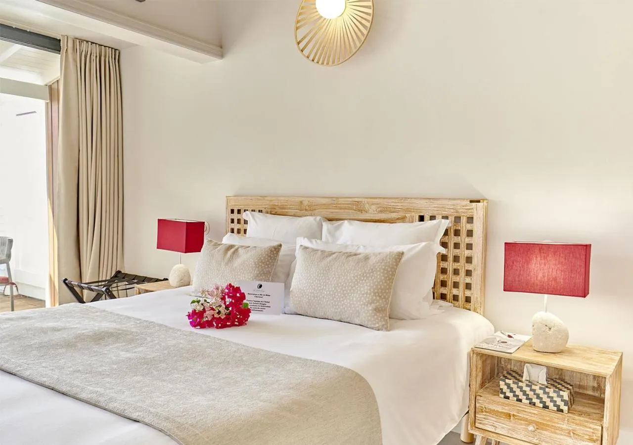 Bed in LES GALETS ROUGES LODGES & SPA