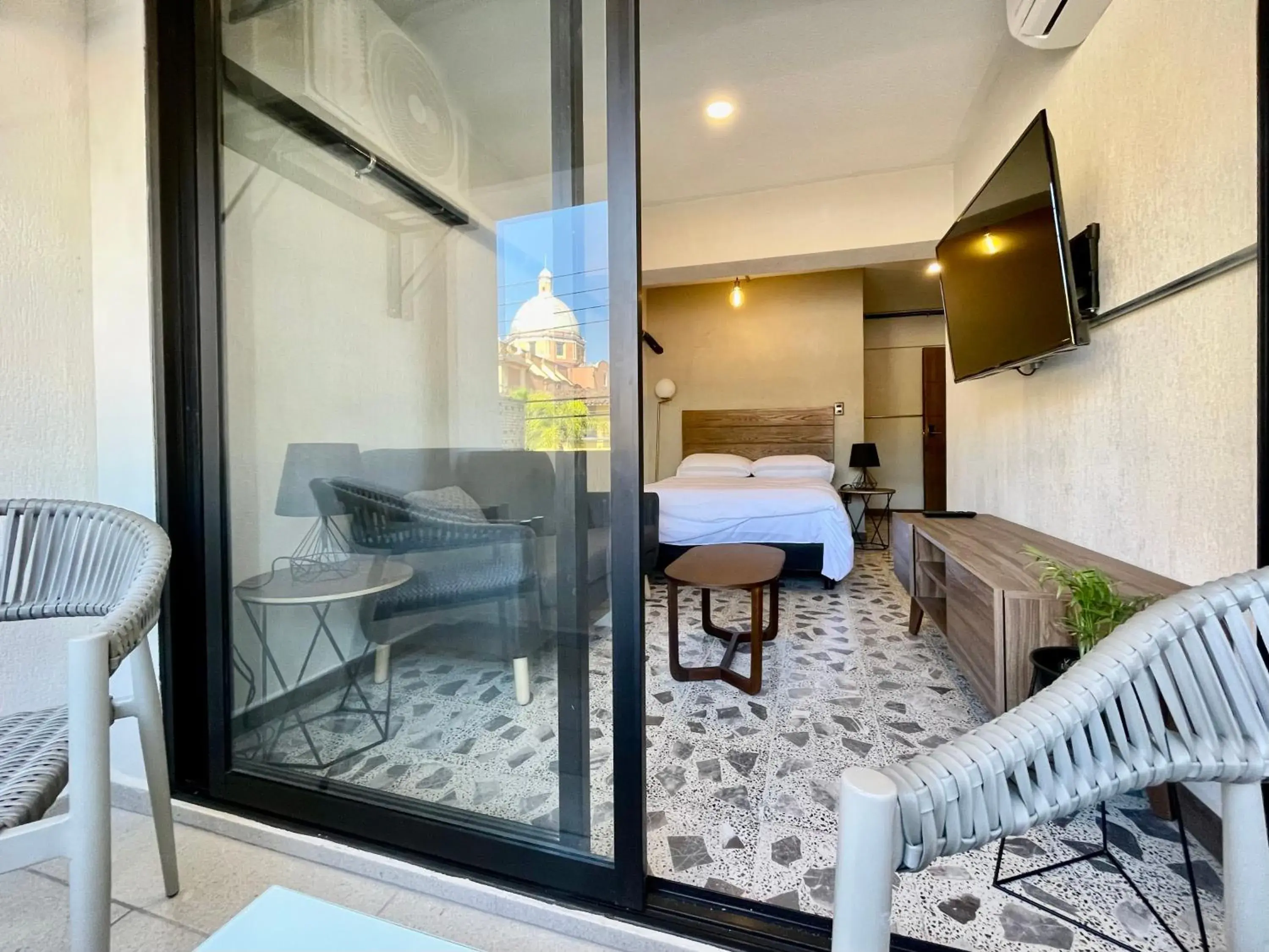 Queen Room with Balcony in Estacion Alameda Downtown Queen Room with Balcony in Estacion Alameda Downtown