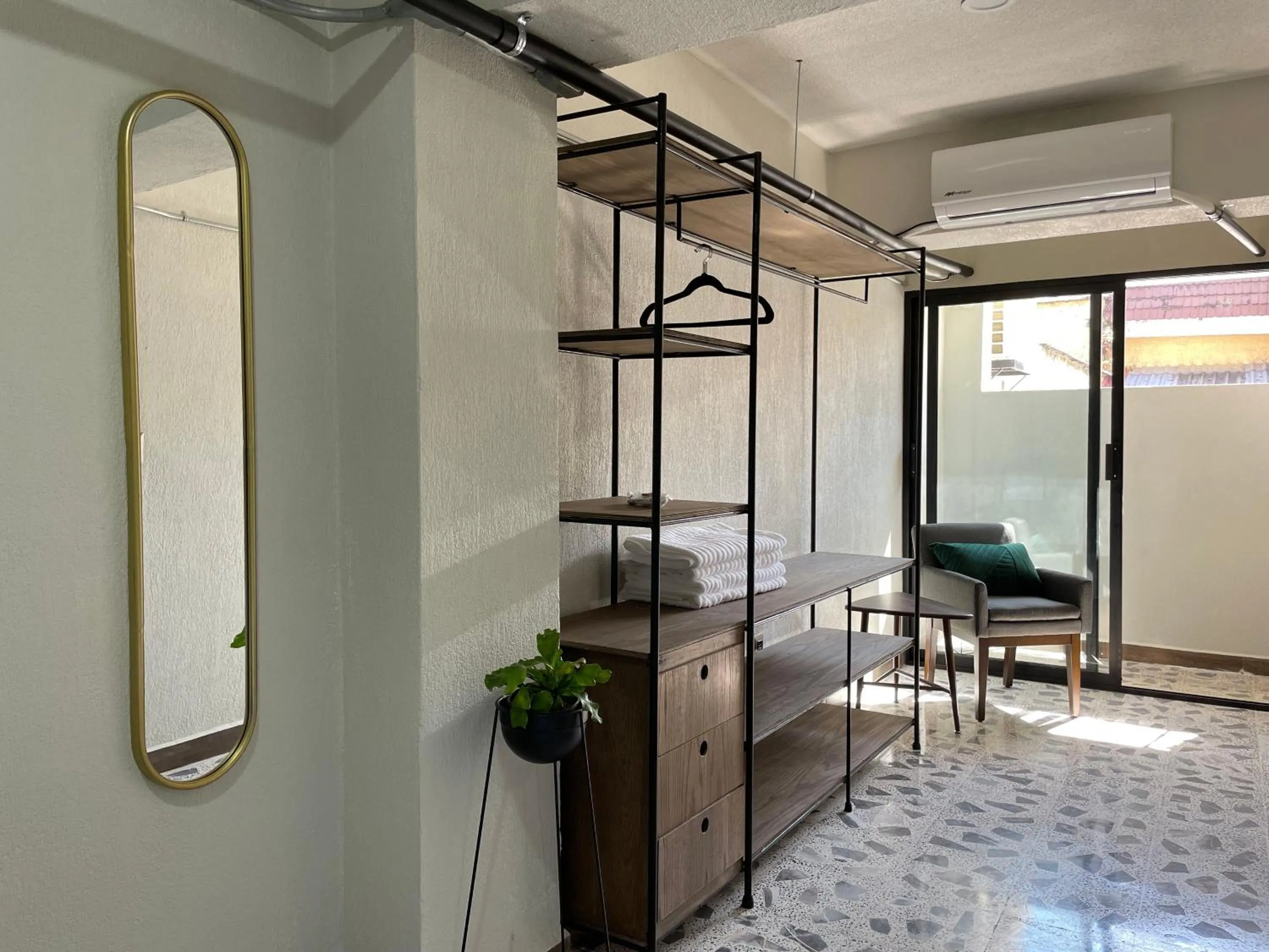 wardrobe in Estacion Alameda Downtown