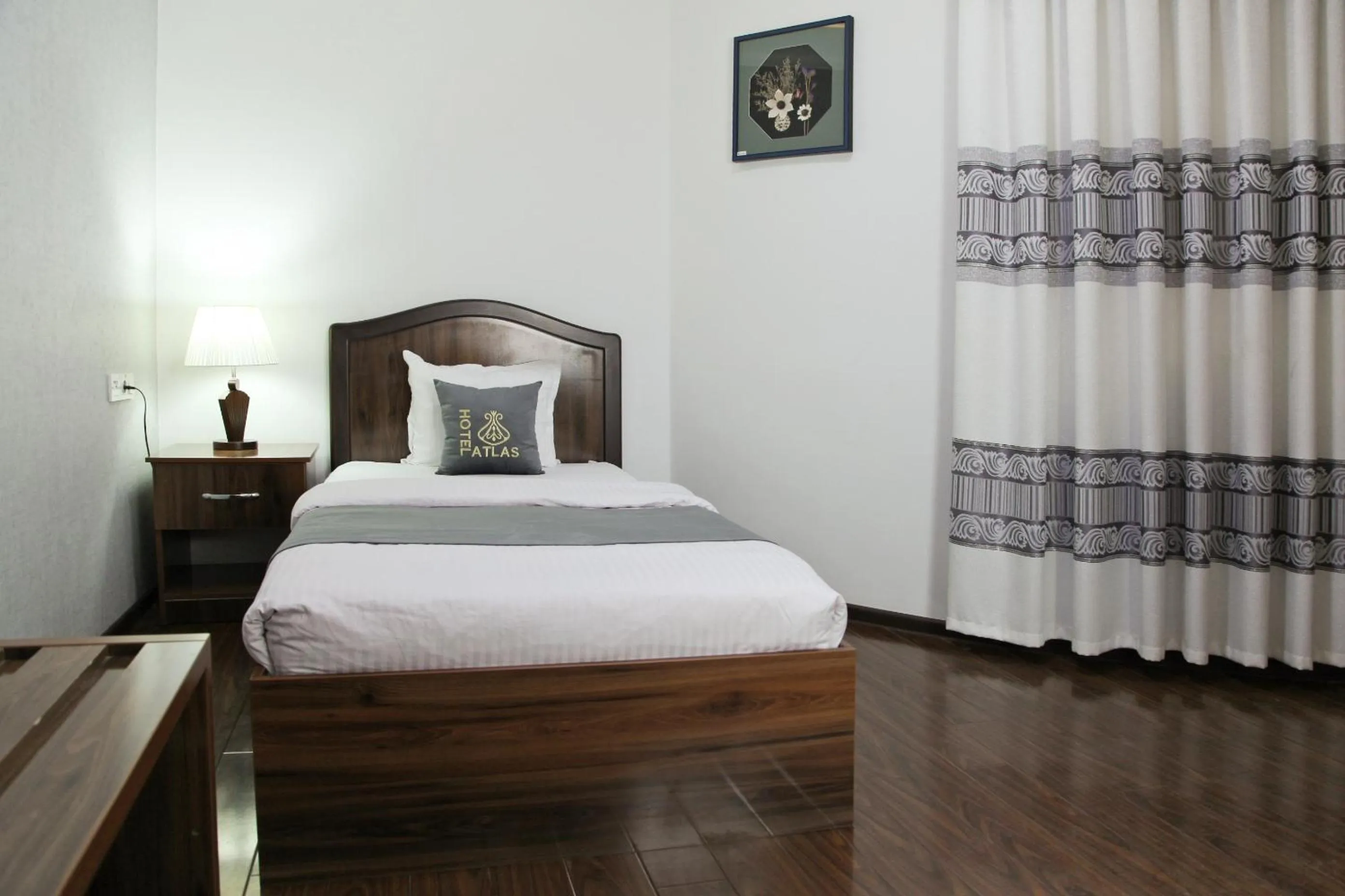 Photo of the whole room, Bed in Atlas