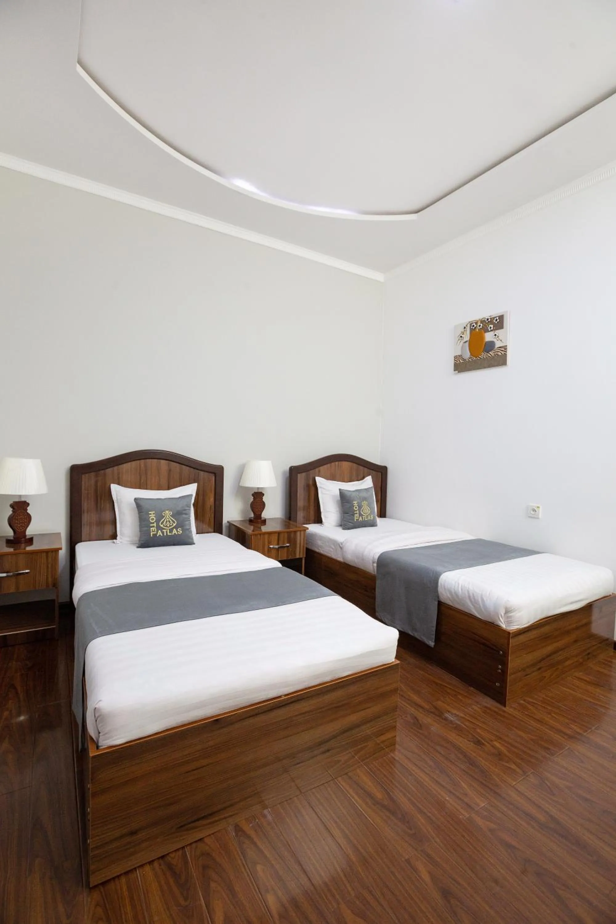 Photo of the whole room, Bed in Atlas