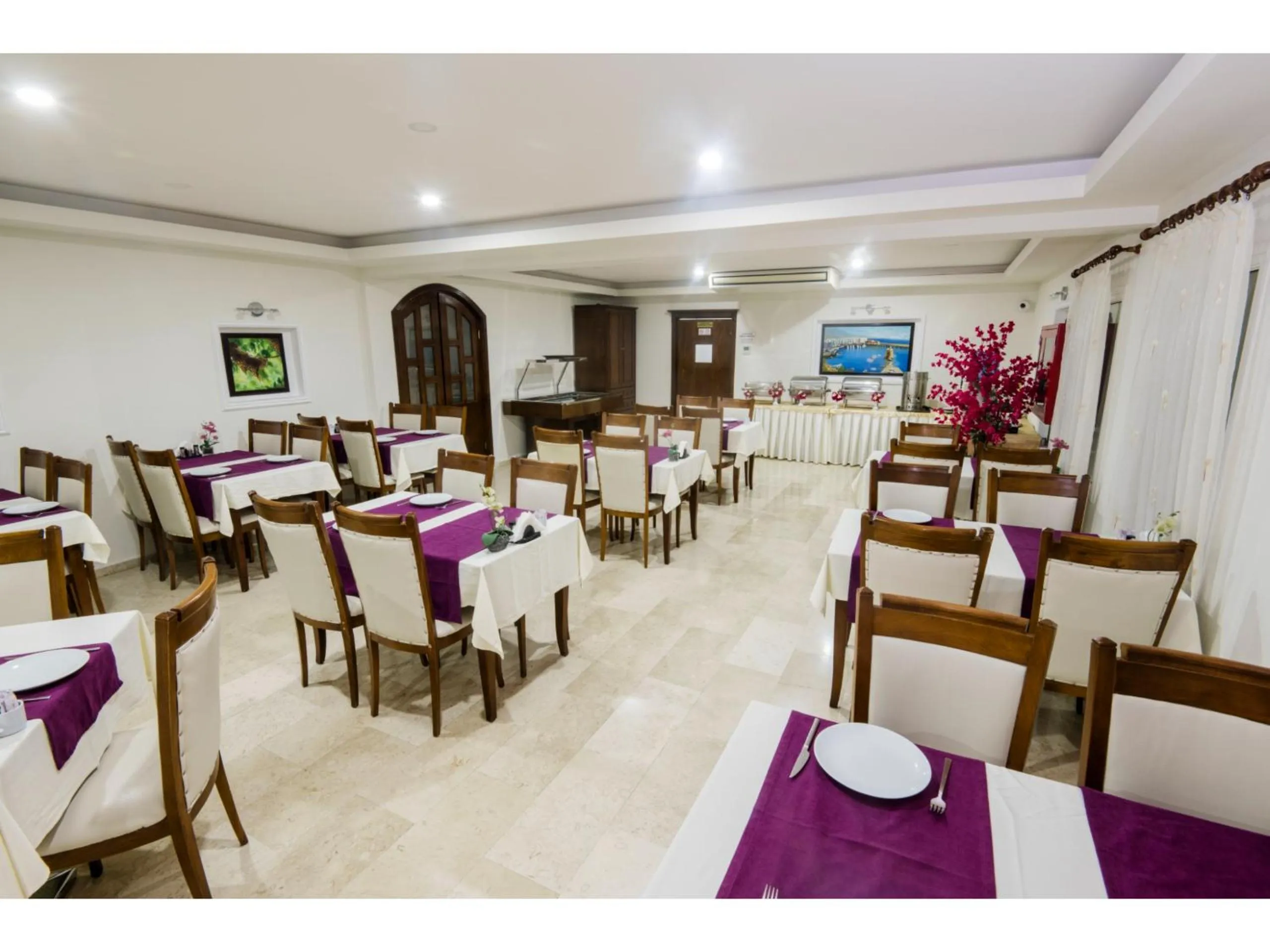 Restaurant/places to eat in Sammy's Hotel