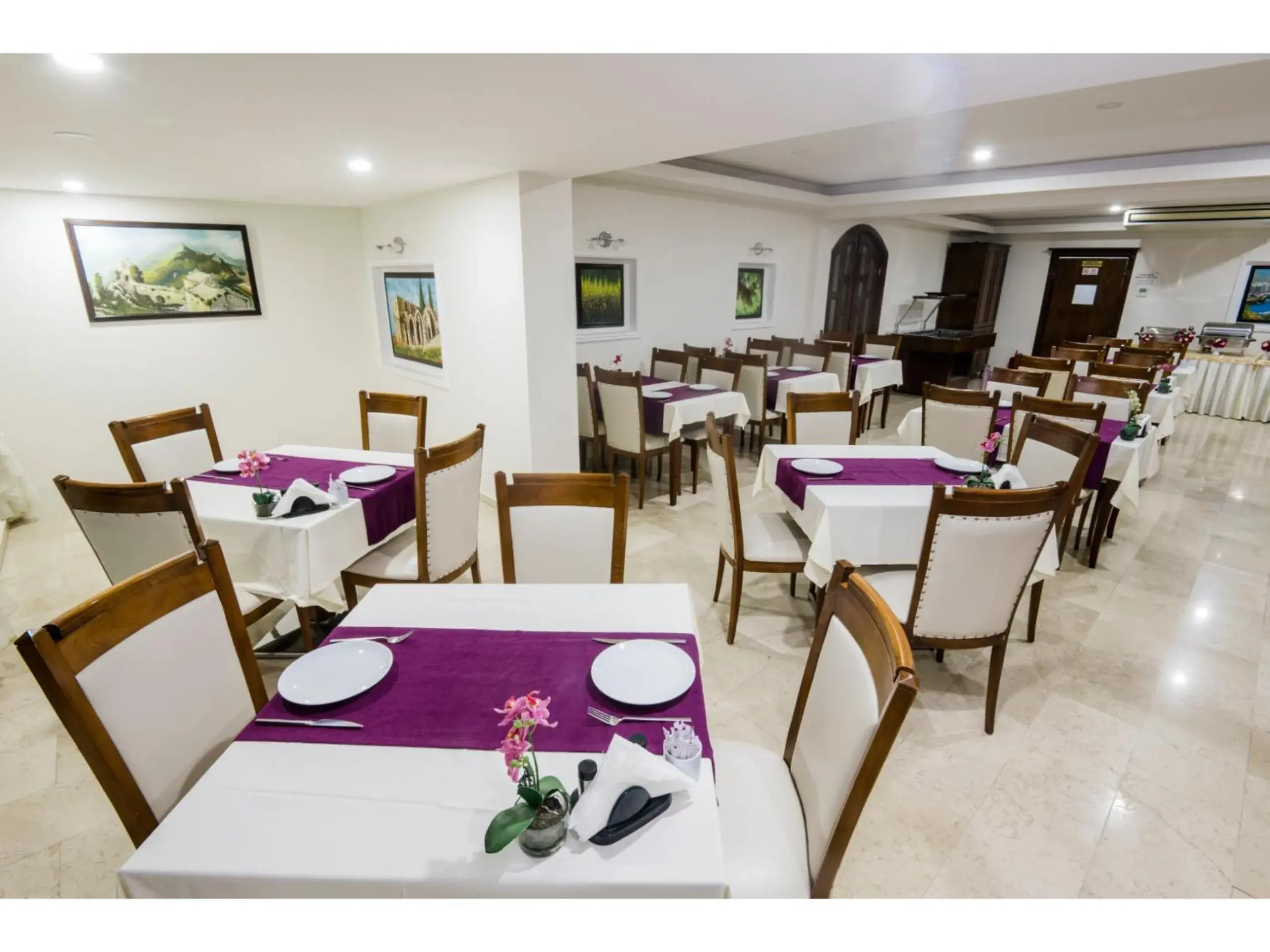 Restaurant/places to eat in Sammy's Hotel Restaurant/places to eat in Sammy's Hotel