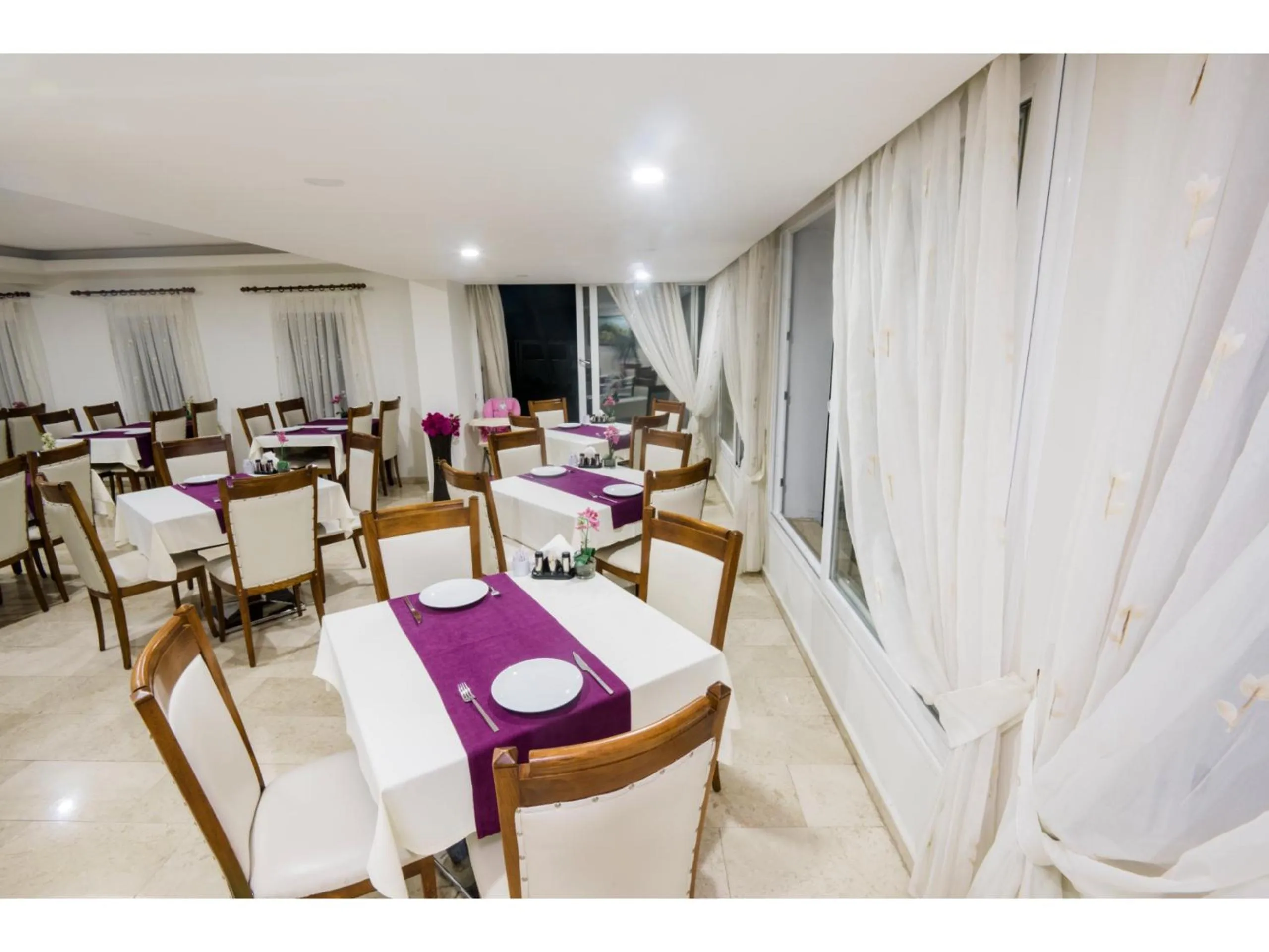 Restaurant/places to eat in Sammy's Hotel