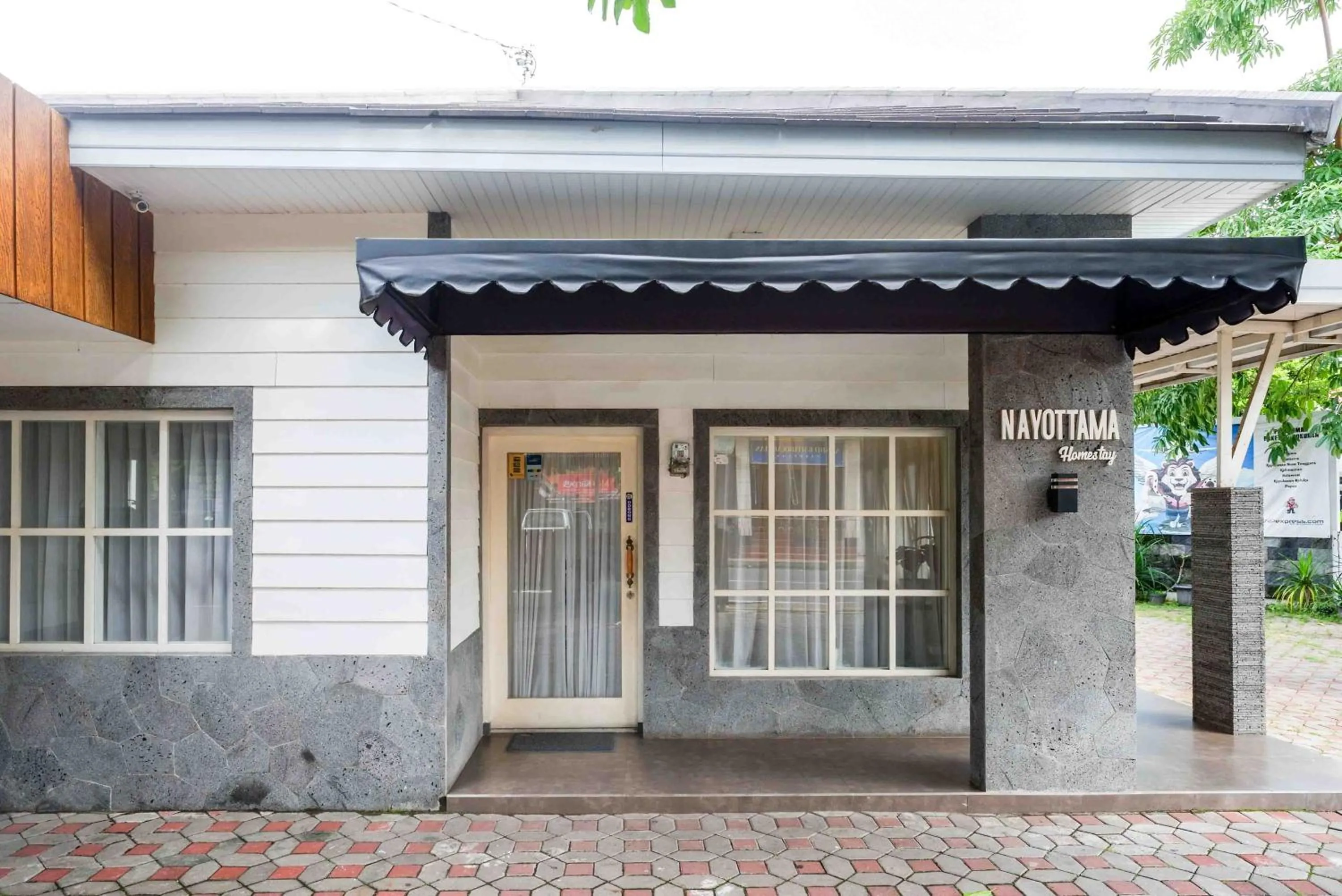 Facade/entrance in RedDoorz near XT Square 4