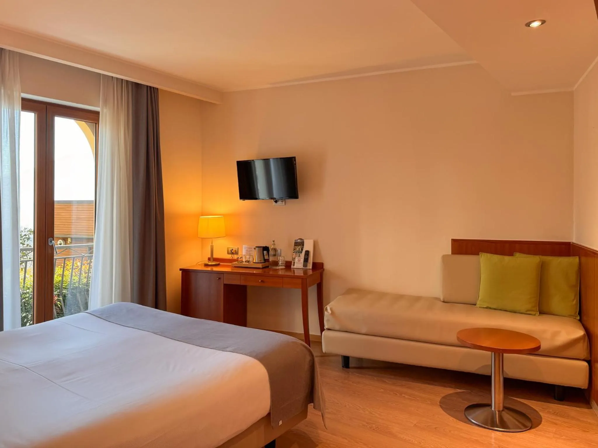 Communal lounge/ TV room, Bed in Hotel Resort & Spa Miramonti