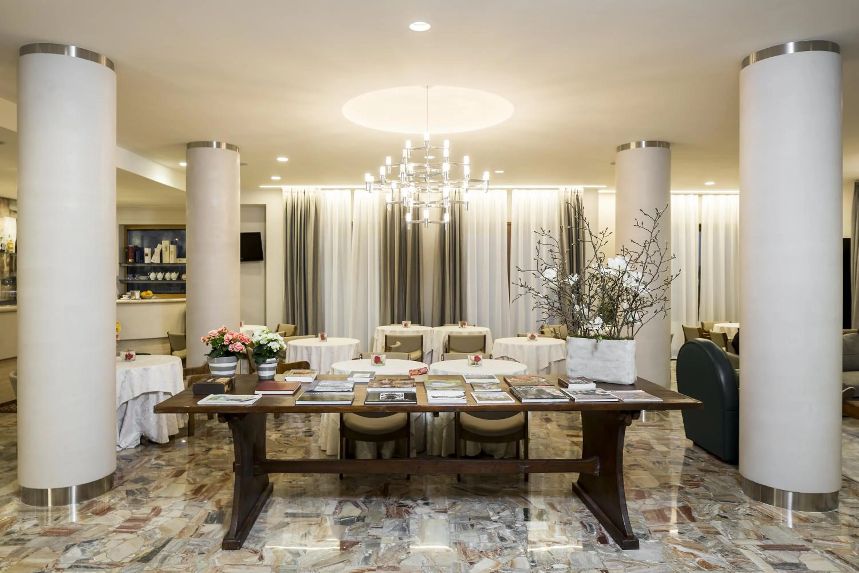 Communal lounge/ TV room in Hotel Resort & Spa Miramonti