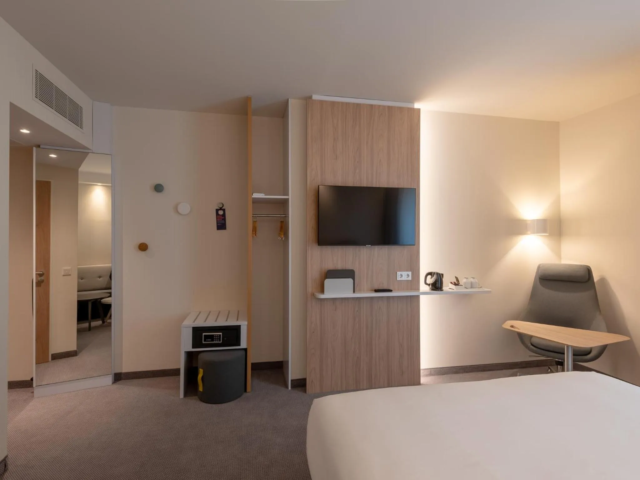 Bed in Holiday Inn Express - MUNICH NORTH by IHG