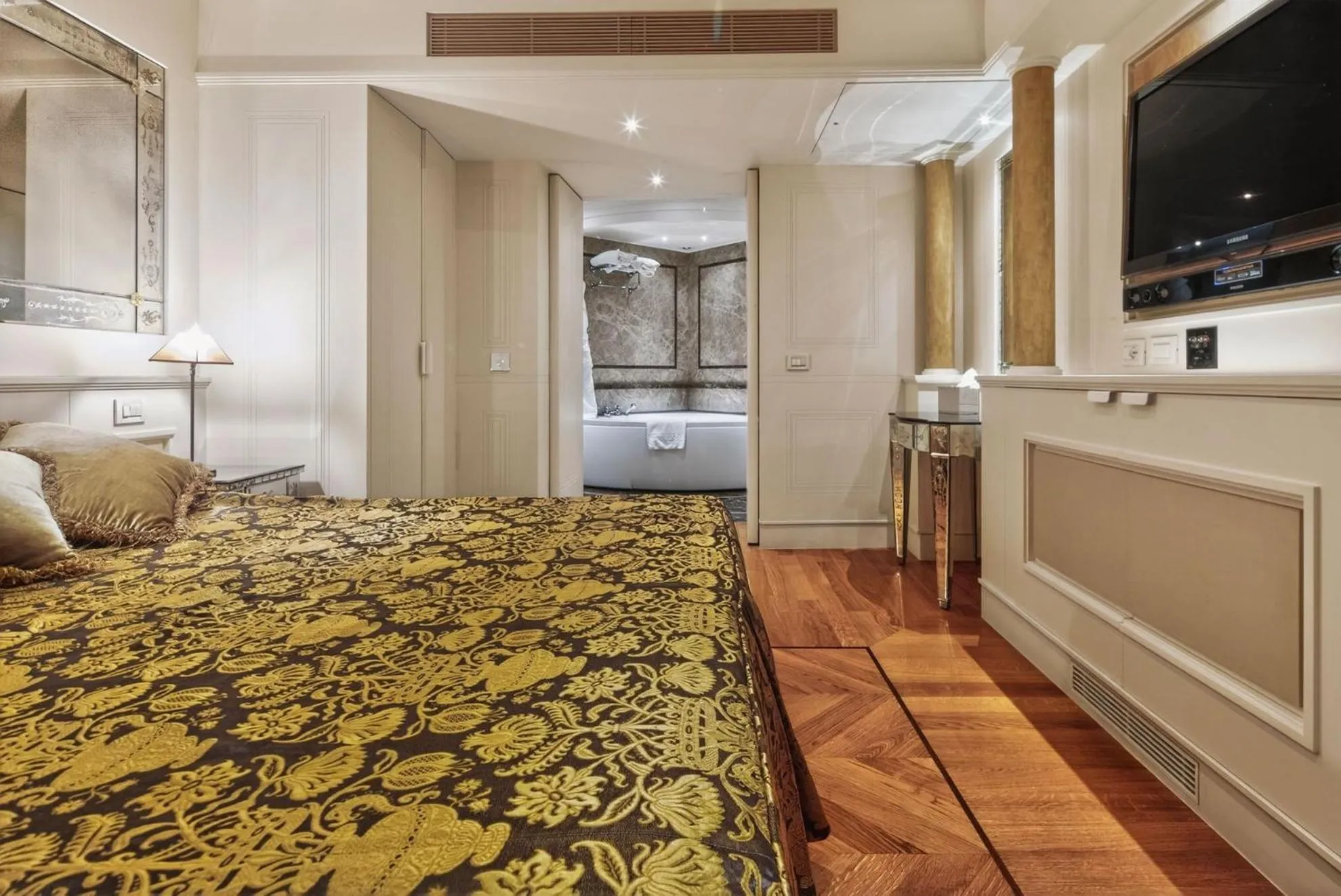 Hot Tub, Bed in Canaletto Luxury Suites - San Marco Luxury