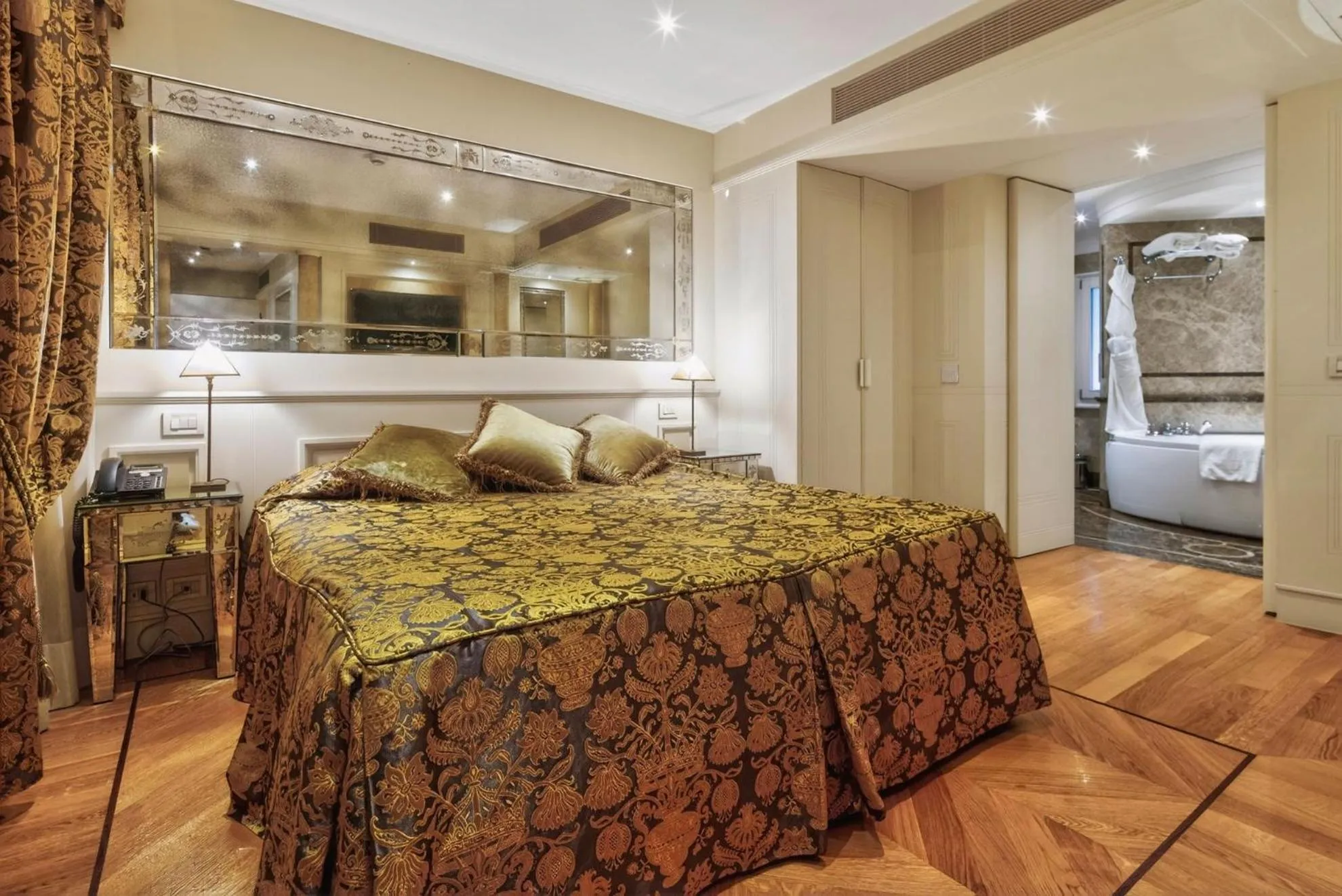 Hot Tub, Bed in Canaletto Luxury Suites - San Marco Luxury