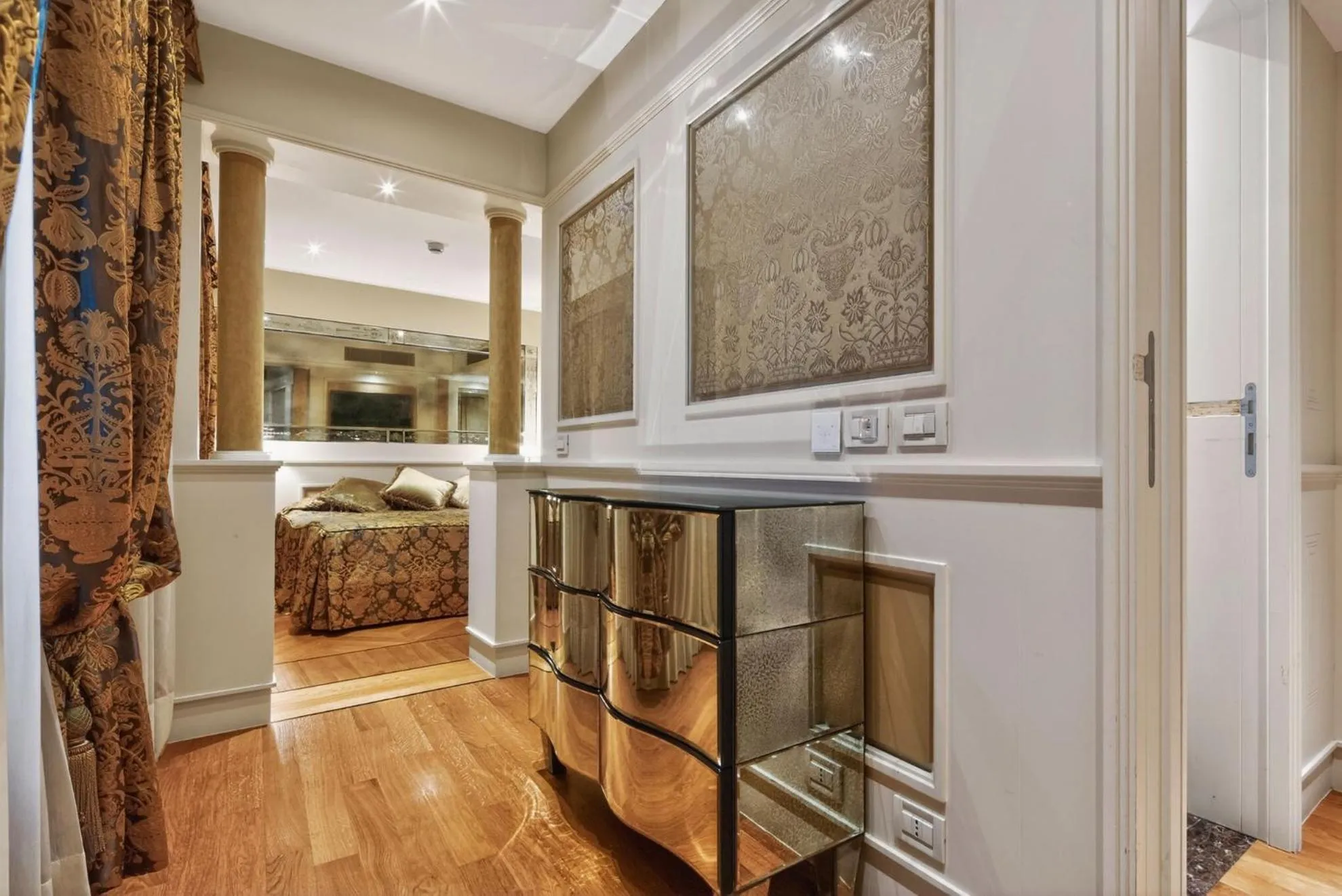 Photo of the whole room, Bed in Canaletto Luxury Suites - San Marco Luxury