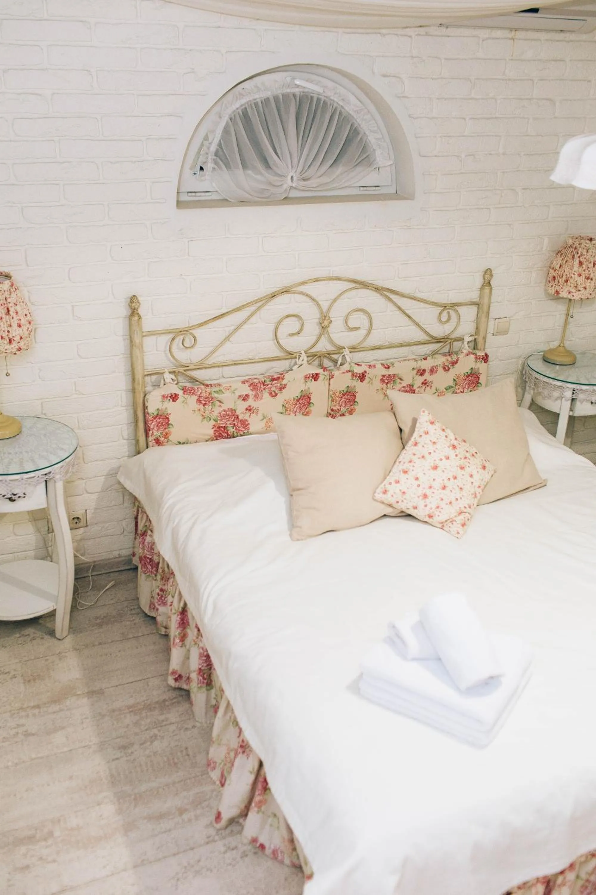 Bed in Lambert
