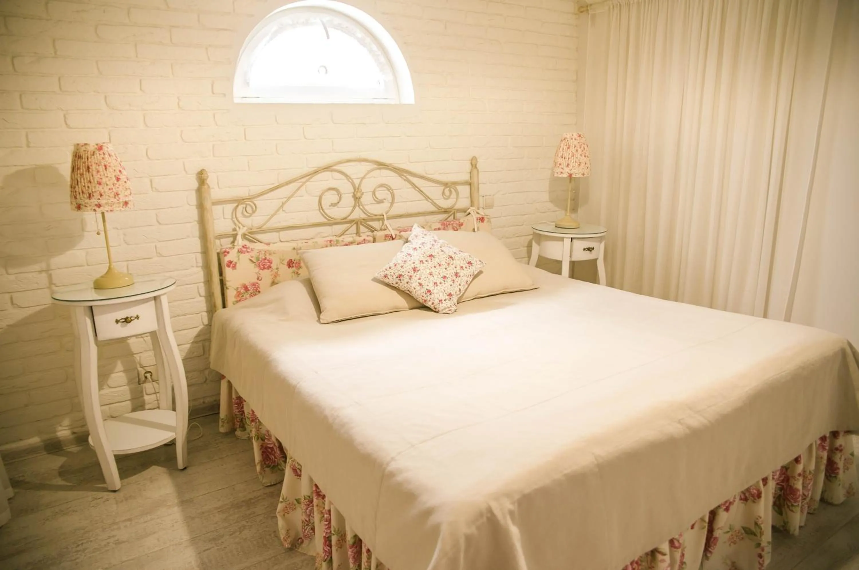 Bed in Lambert