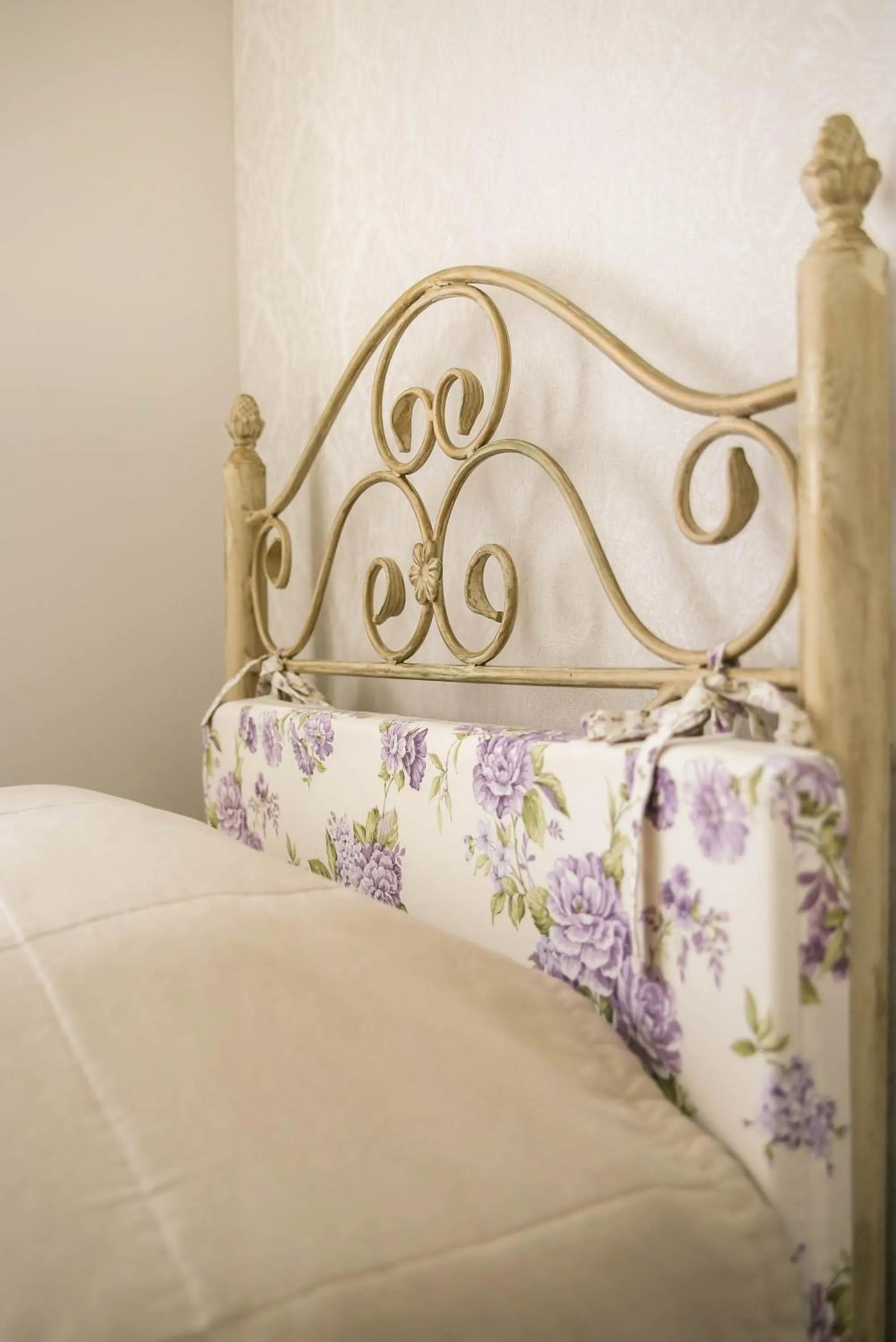 Bed in Lambert