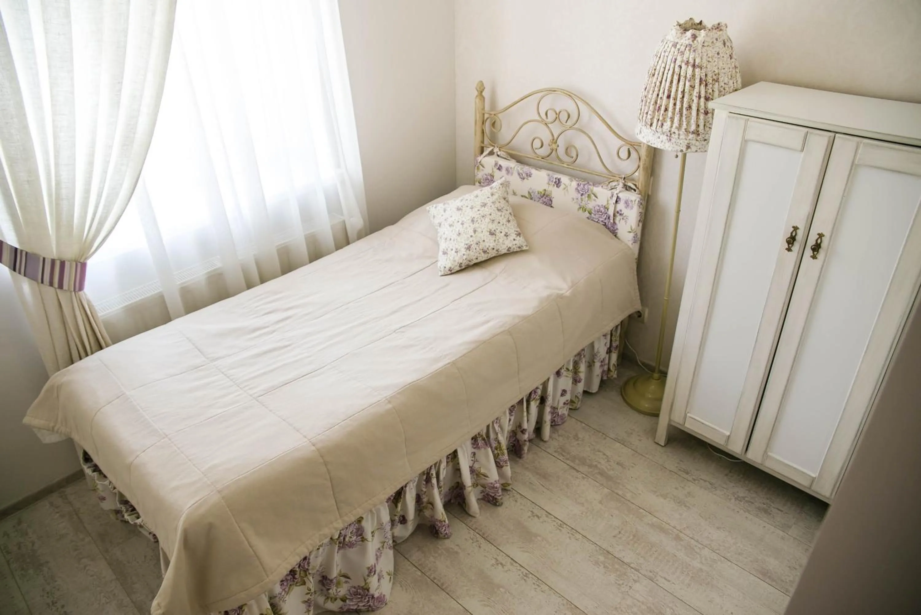 Bed in Lambert