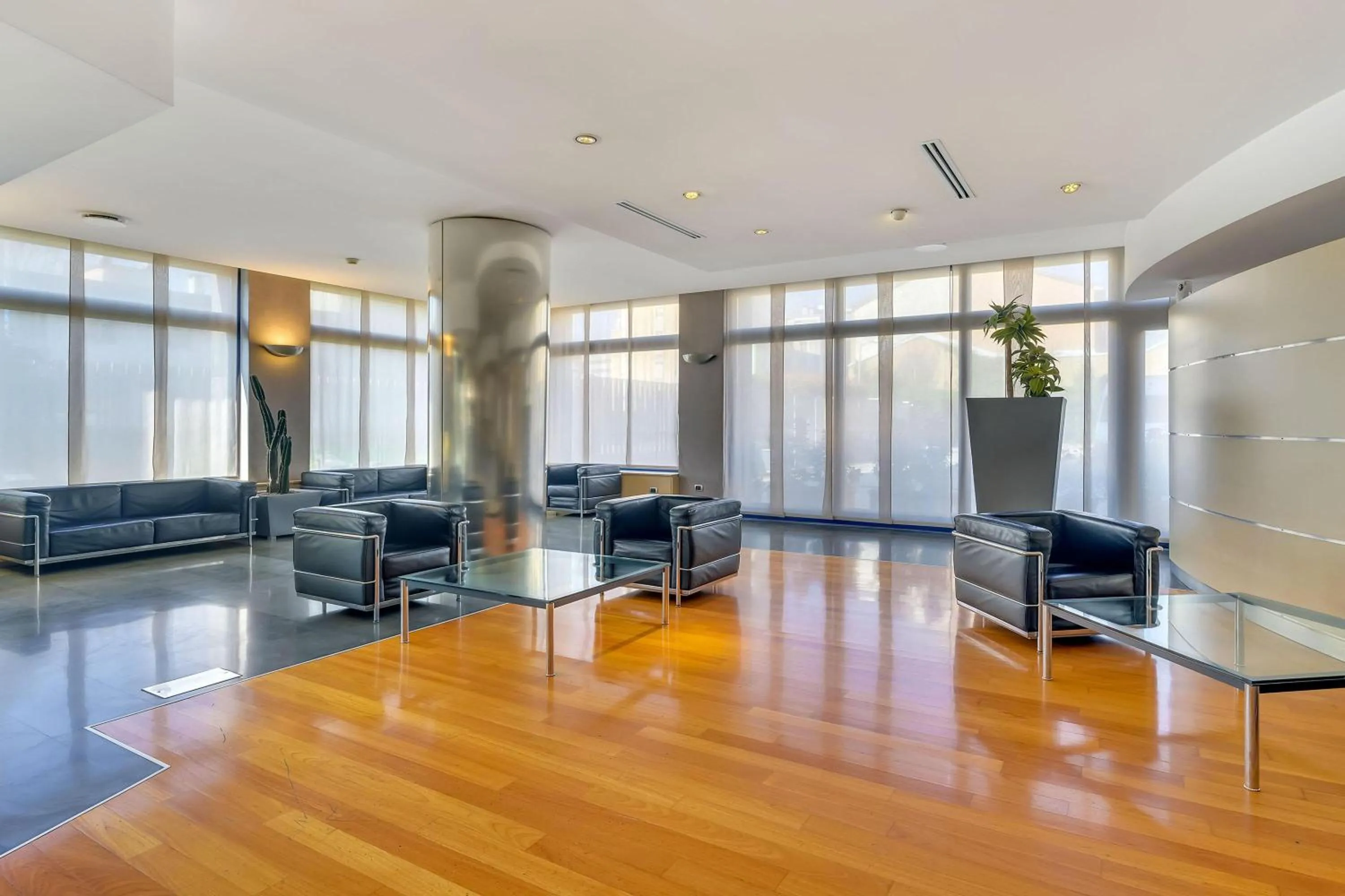 Lobby or reception in B&B HOTEL Milano La Spezia