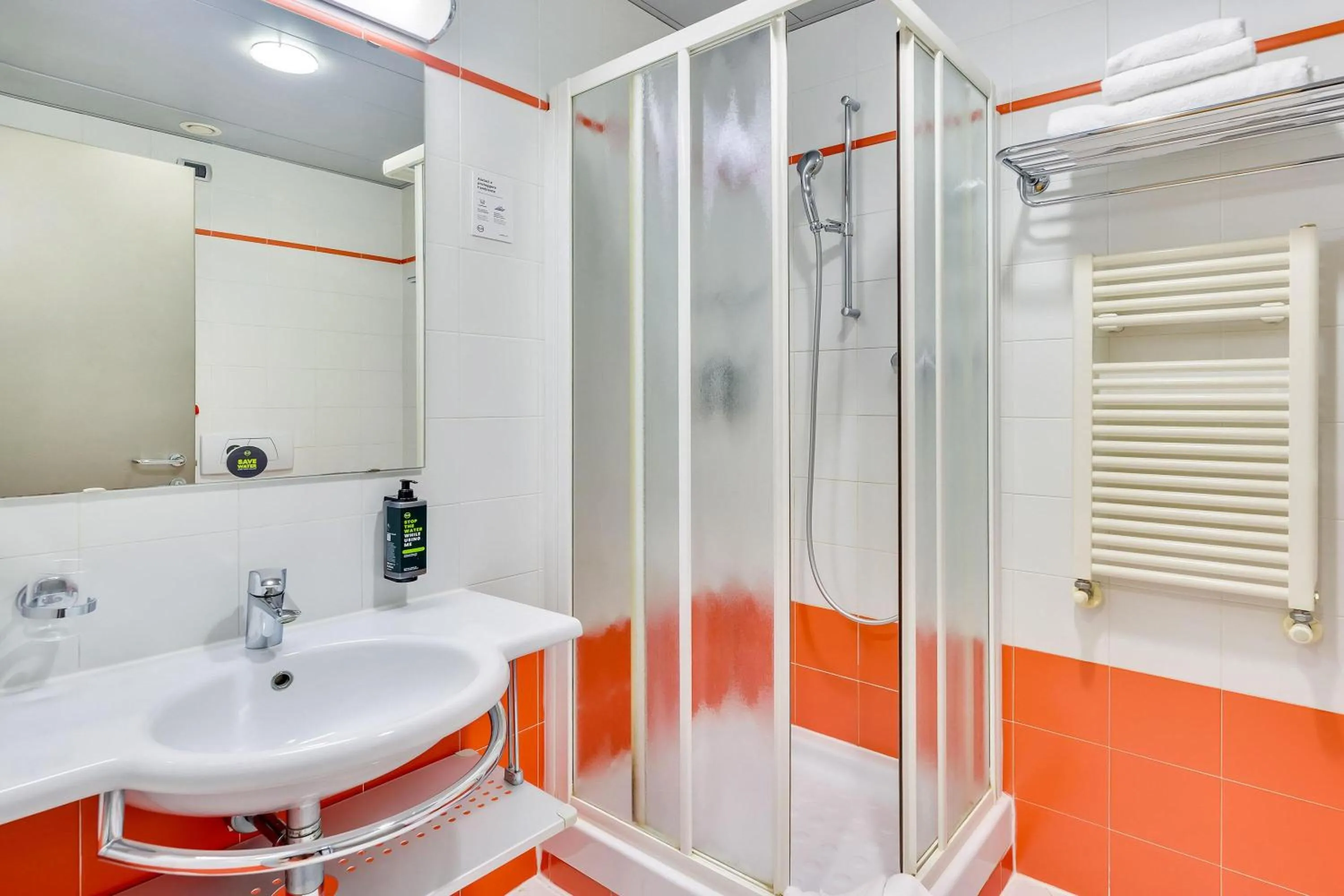 Bathroom in B&B HOTEL Milano La Spezia