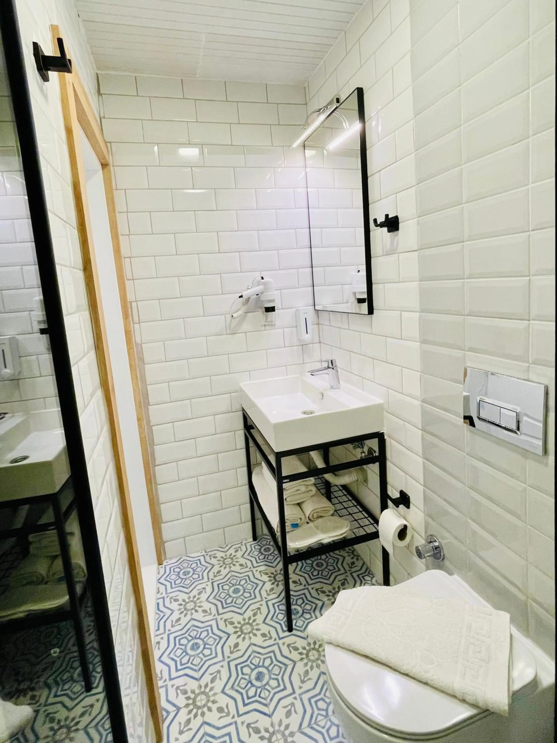 Bathroom in YALI PANSİYON