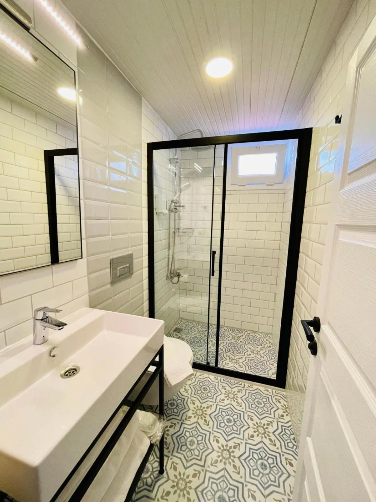 Bathroom in YALI PANSİYON