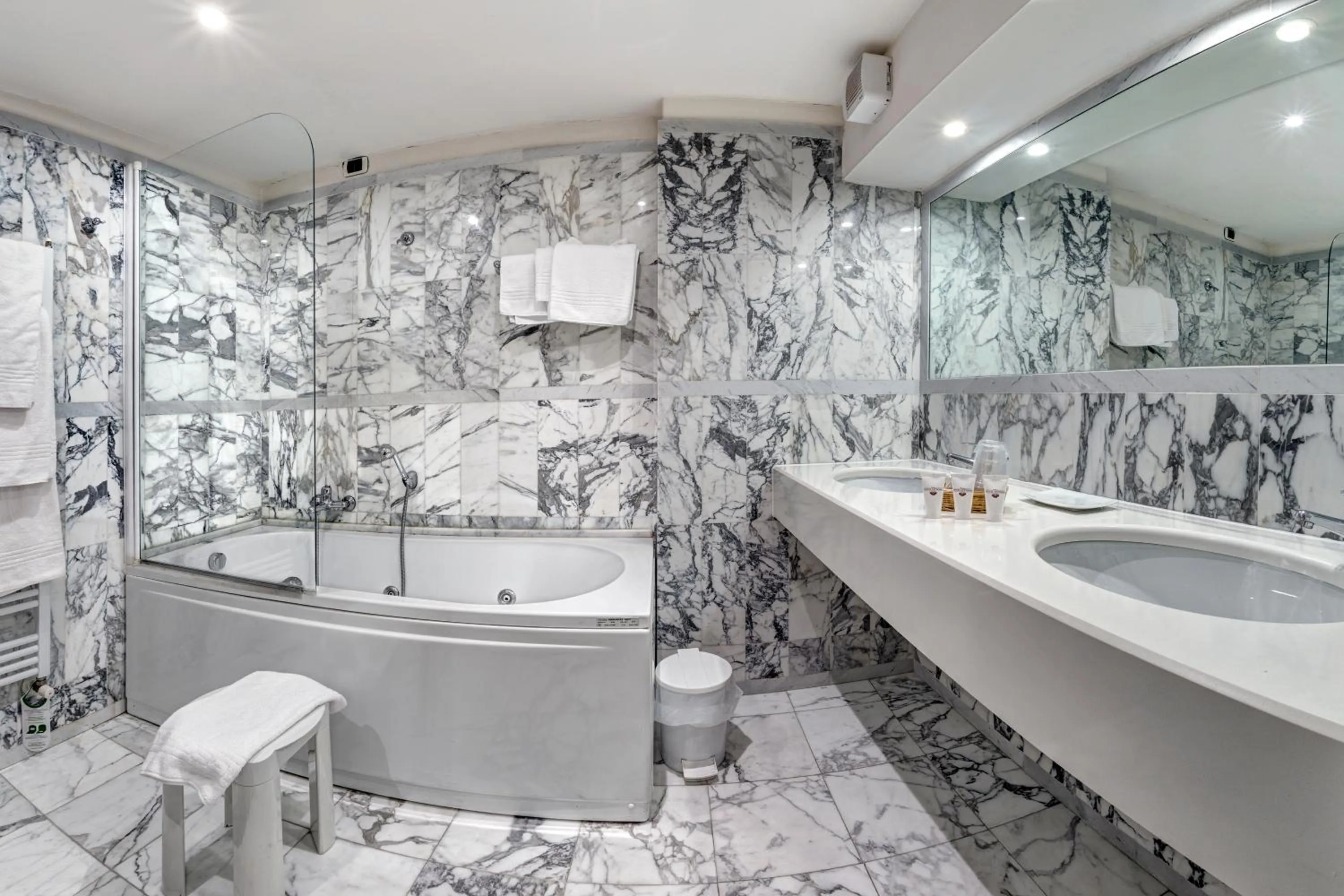 Toilet in Hotel Vittoria